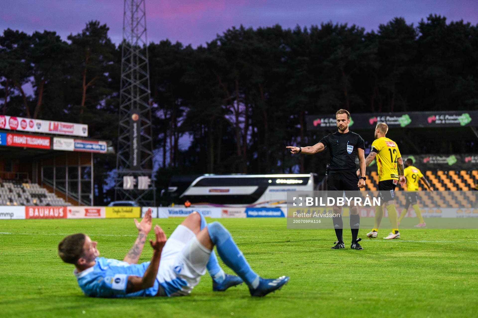 Malmö FFs Sören Rieks deppar när domare Kristoffer