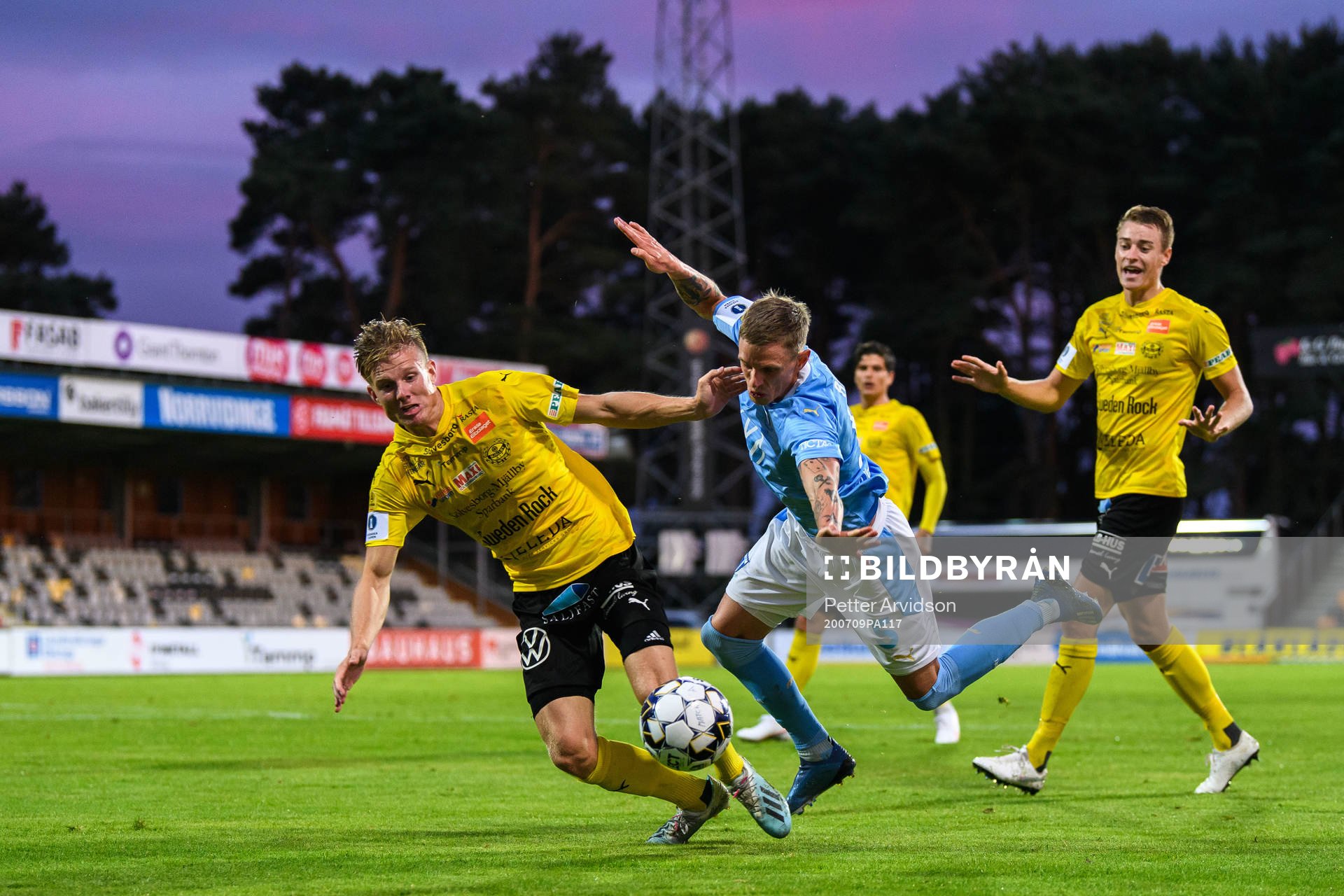 Mjällbys Eric Björkander och Malmö FFs Sören Rieks