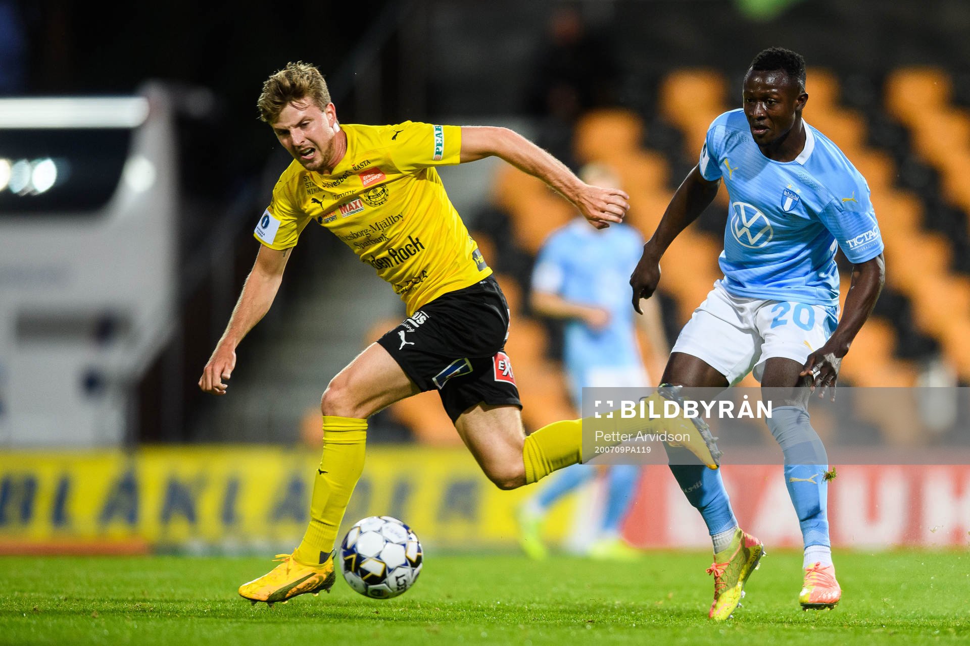 Mjällbys Joel Nilsson och Malmö FFs Bonke Innocent