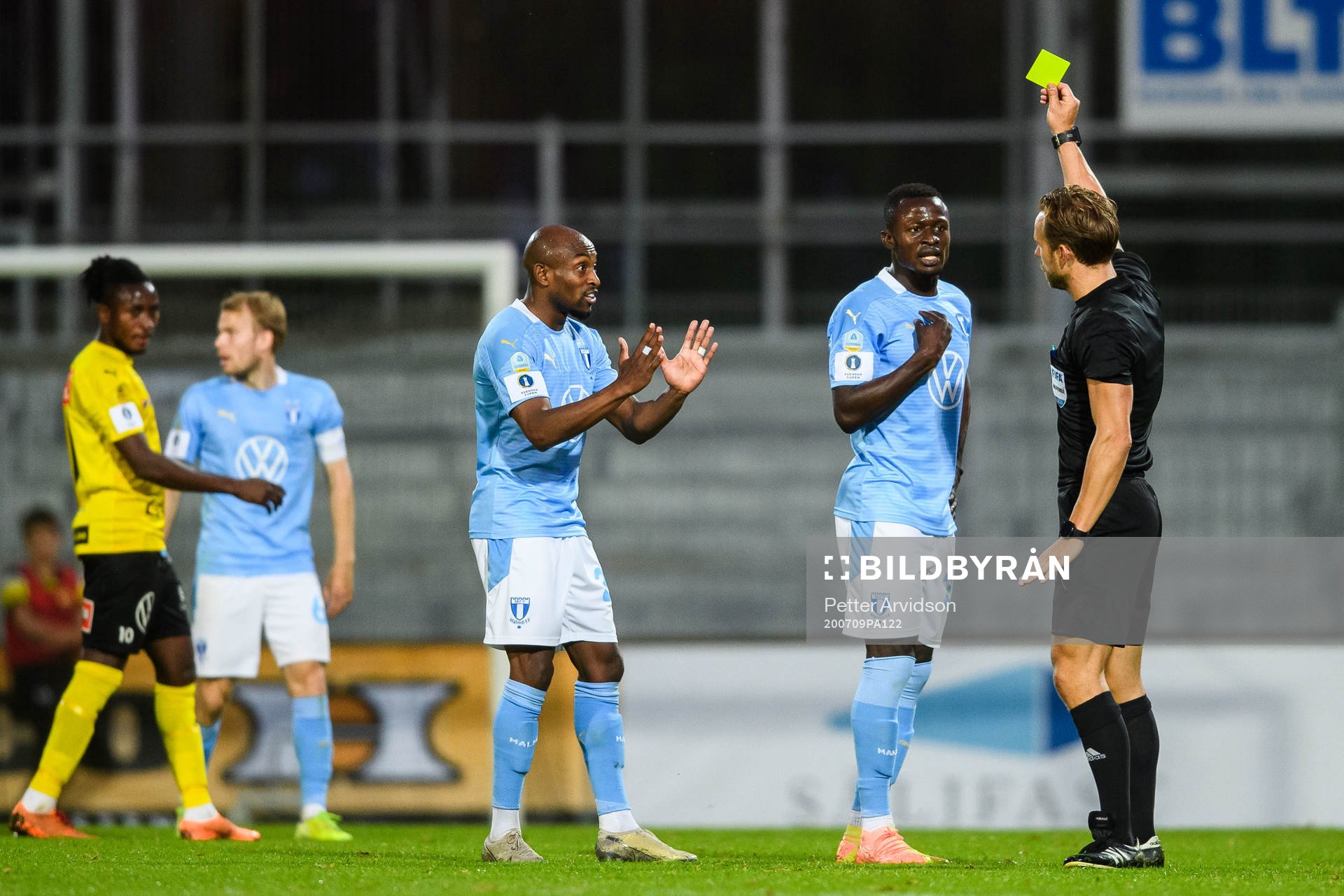 Malmö FFs Bonke Innocent tilldelas en varning av domare