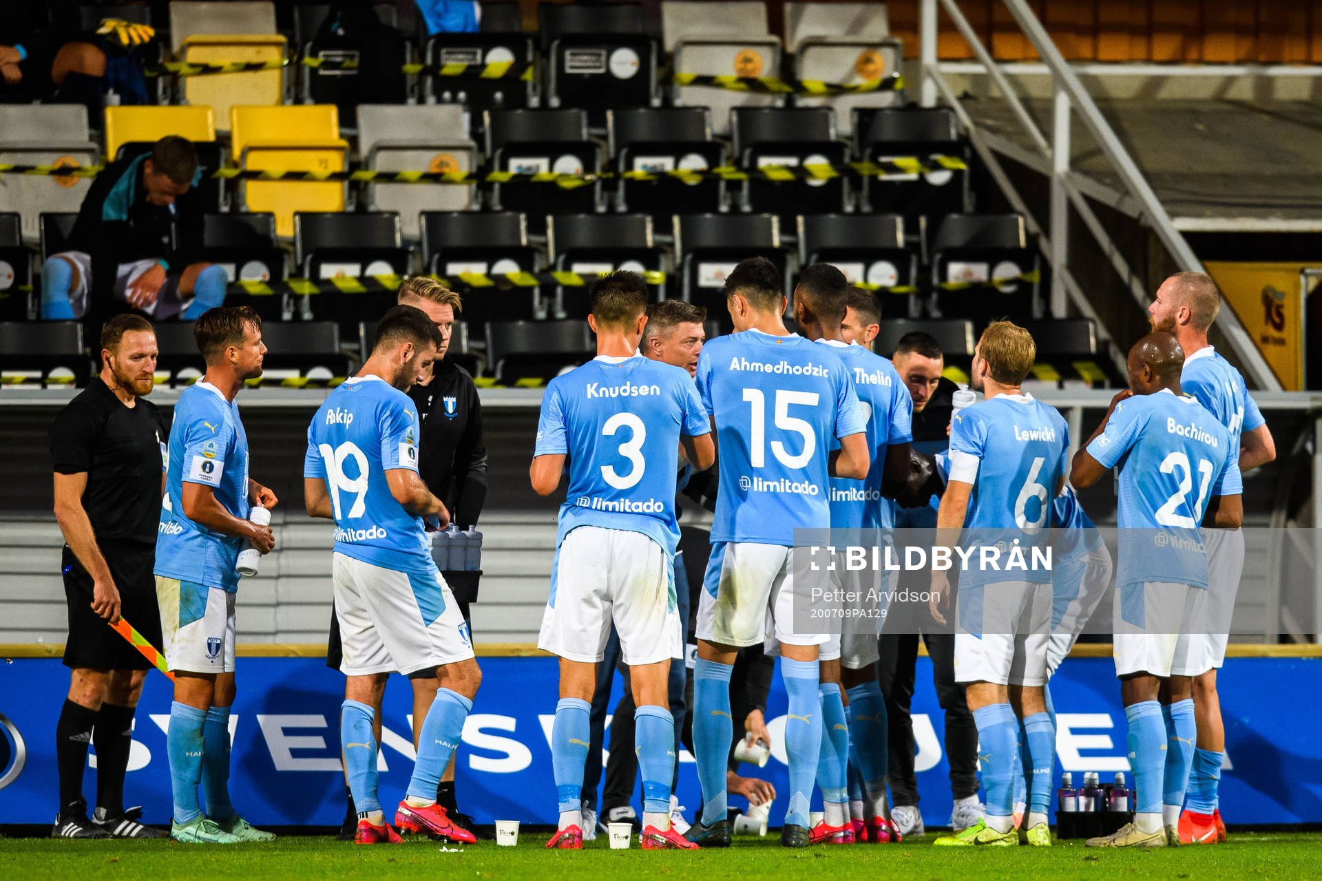 Malmö FFs spelare samlas vid tränare Jon Dahl Tomasson