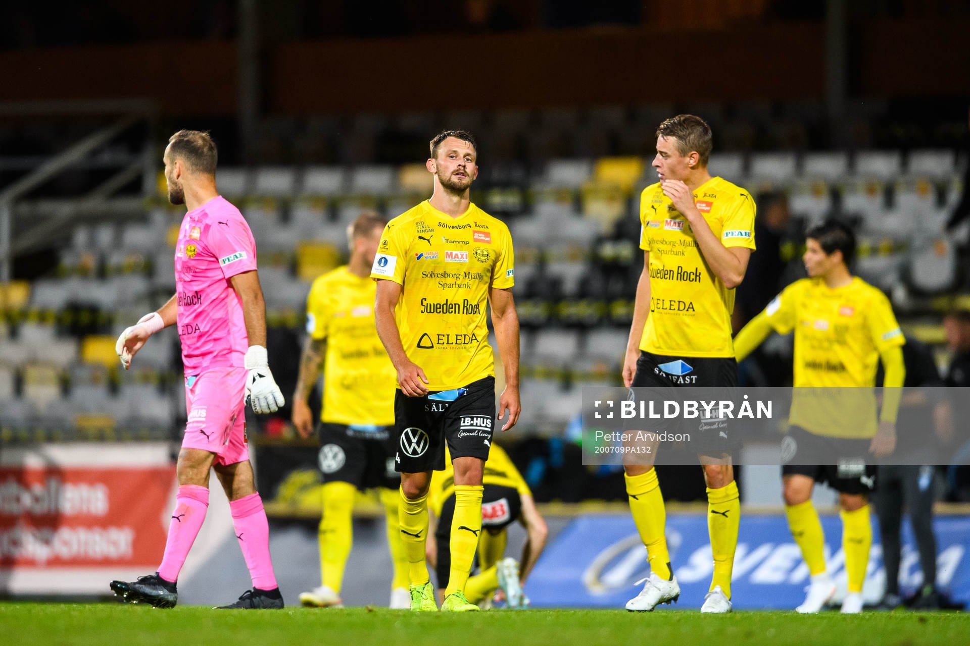 Mjällbys Max Watson och Jesper Löfgren deppar