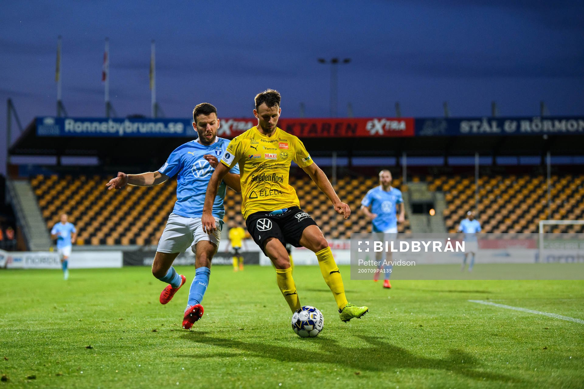 Malmö FFs Erdal Rakip och Mjällbys Max Watson