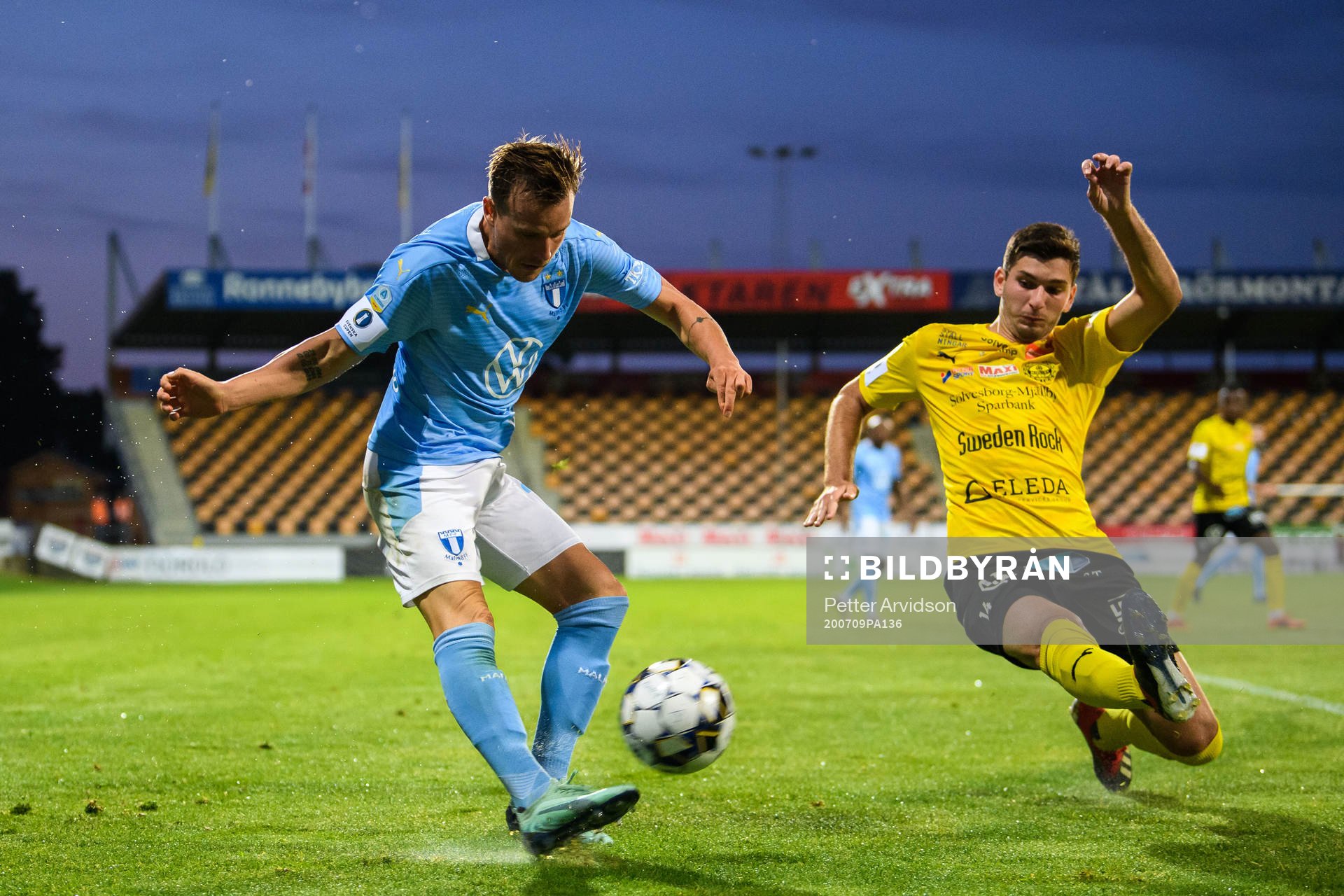 Malmö FFs Eric Larsson och Mjällbys Besard Sabovic