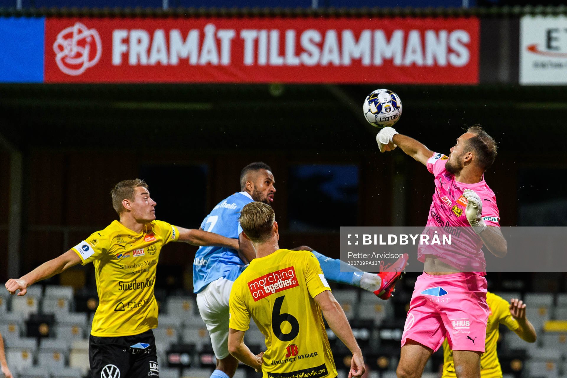 Mjällbys målvakt Carl-Johan Eriksson och Malmö FFs Isaac