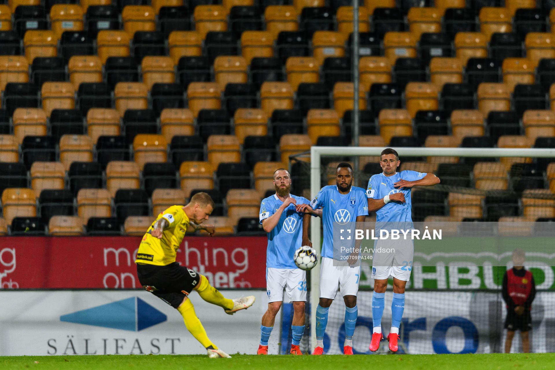 Mjällbys David Löfquist slår en frispark mot Malmö FFs