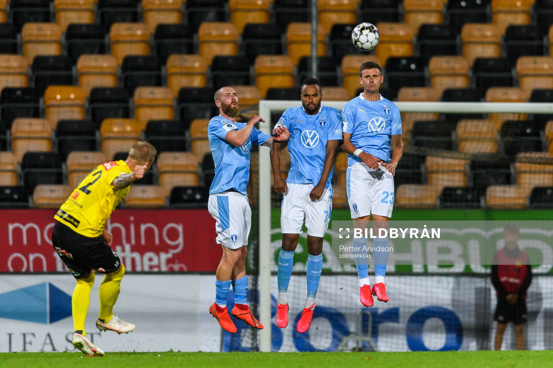 Mjällbys David Löfquist slår en frispark mot Malmö FFs
