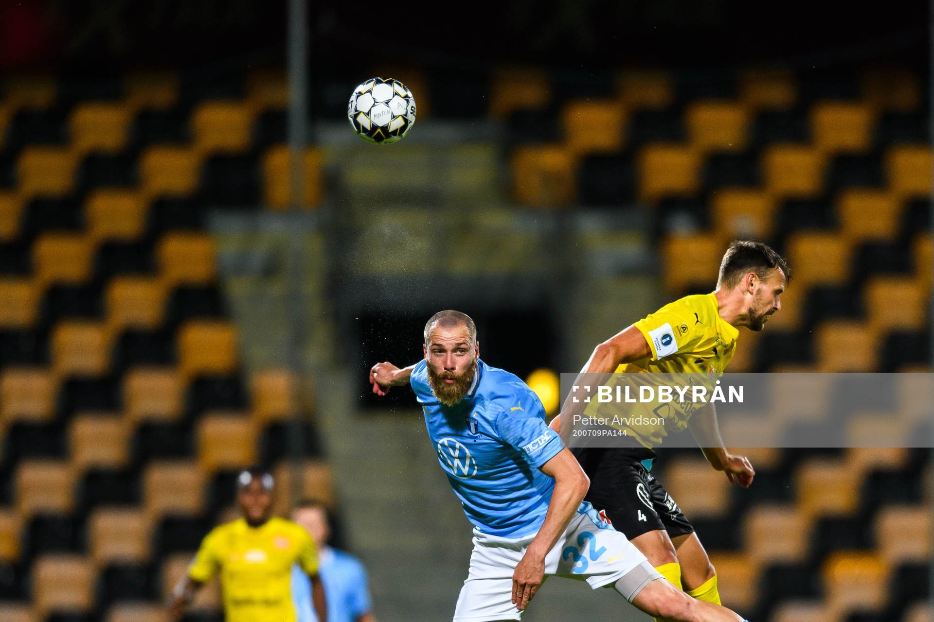 Malmö FFs Jo Inge Berget och Mjällbys Max Watson