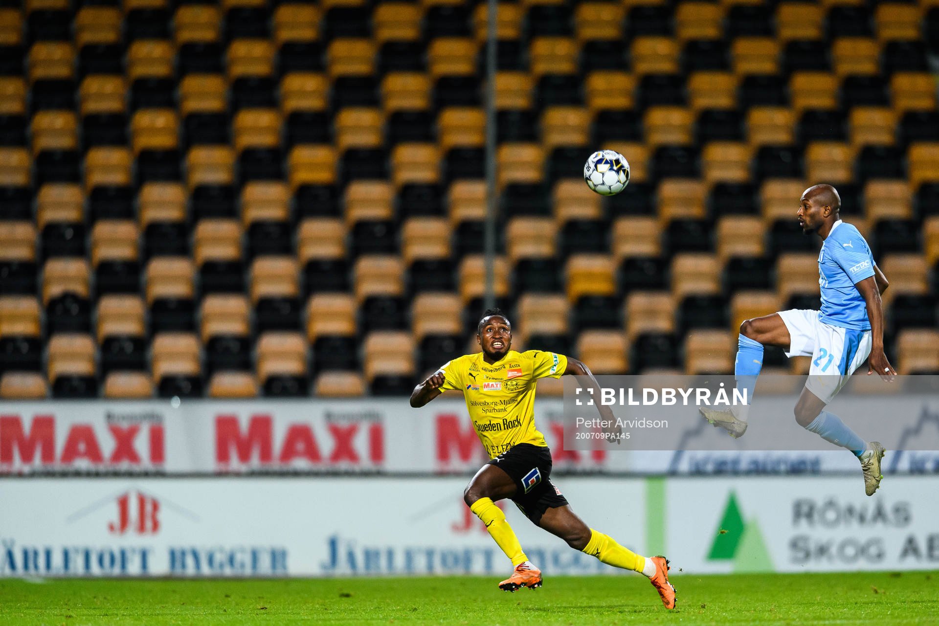 Mjällbys Mamudu Moro och Malmö FFs Fouad Bachirou