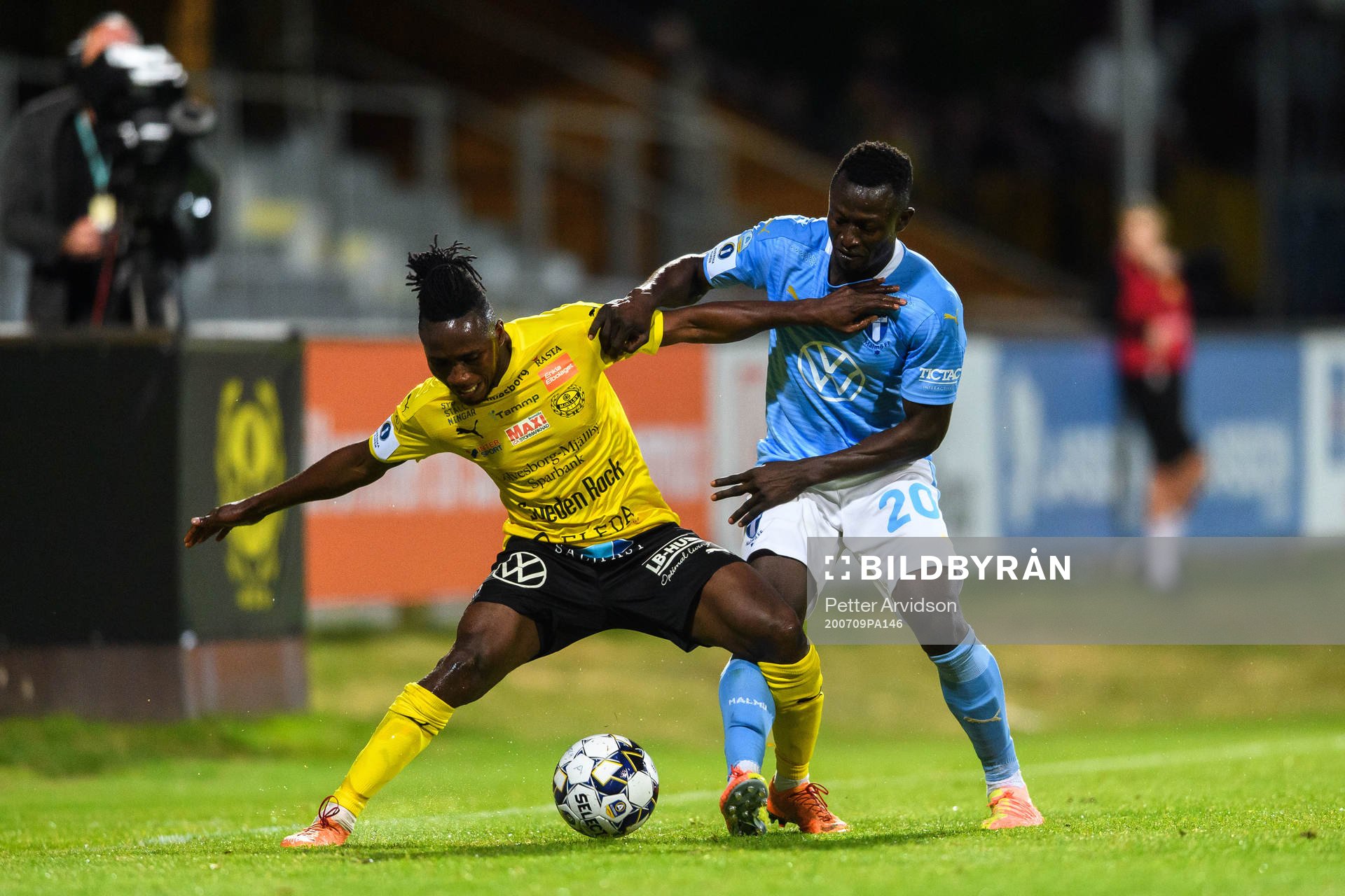 Mjällbys Mamudu Moro och Malmö FFs Bonke Innocent