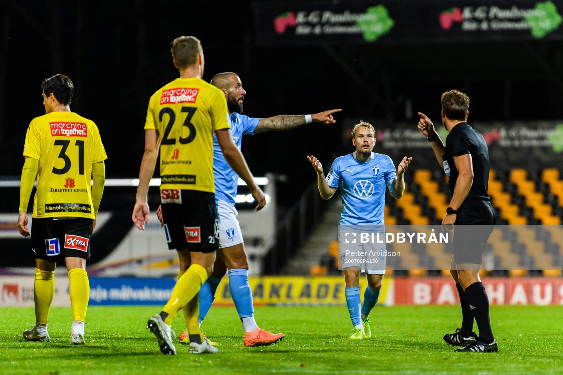 Malmö FFs Oscar Lewicki och domare Kristoffer Karlsson