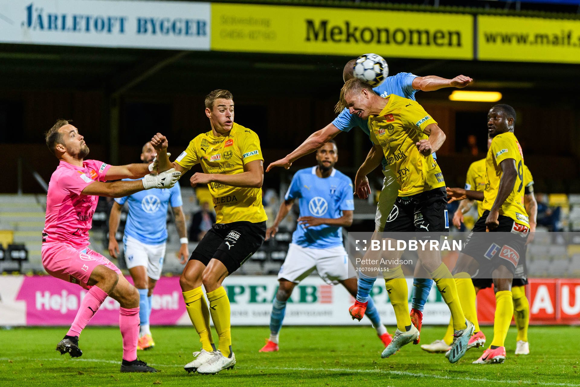 Malmö FFs Jo Inge Berget mot Mjällbys målvakt Carl-Johan