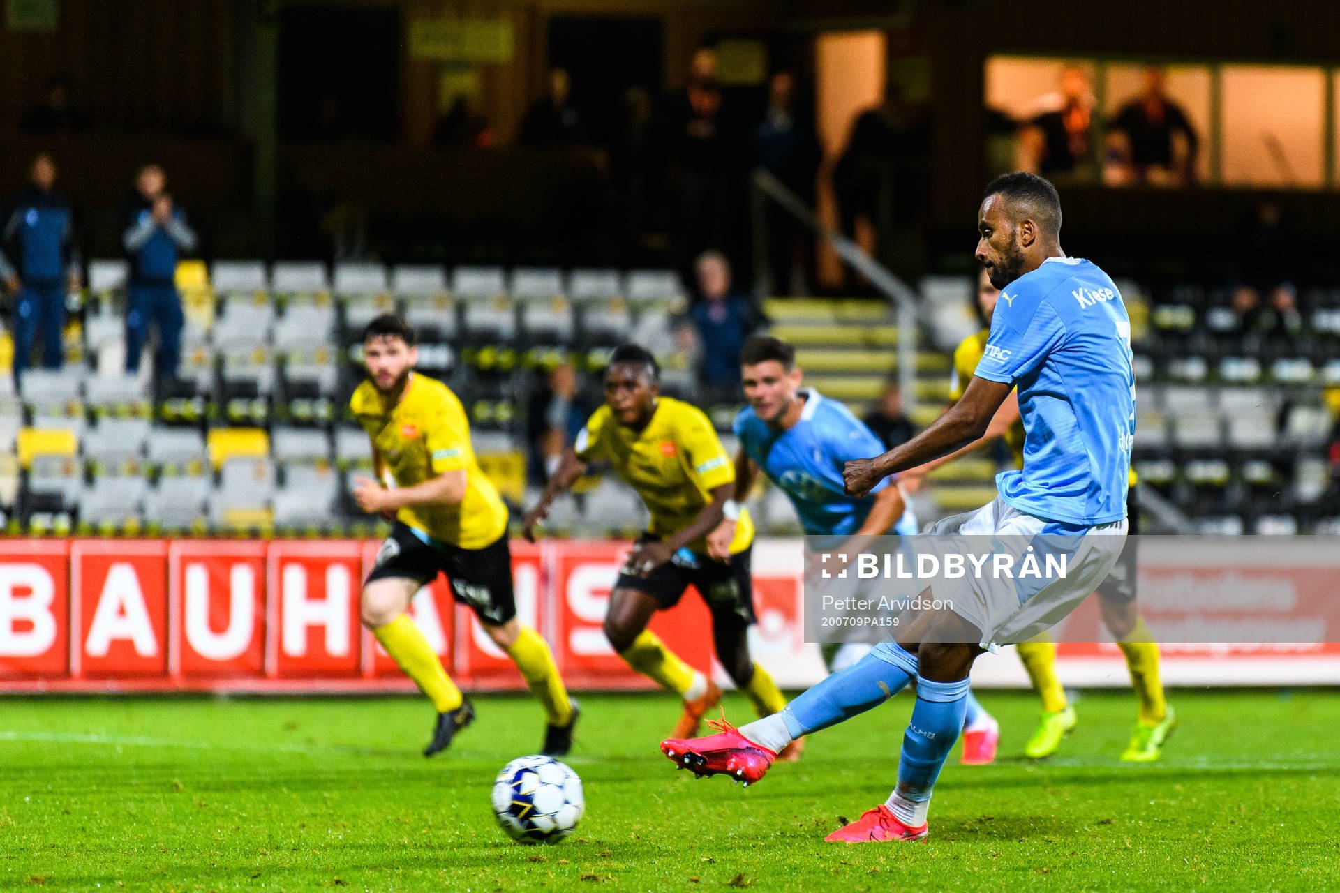 Malmö FFs Isaac Kiese Thelin med en straff som han missar