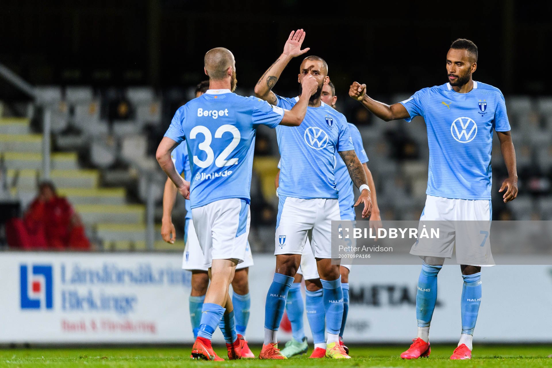 Malmö FFs Jo Inge Berget jublar med Guillermo Molins och