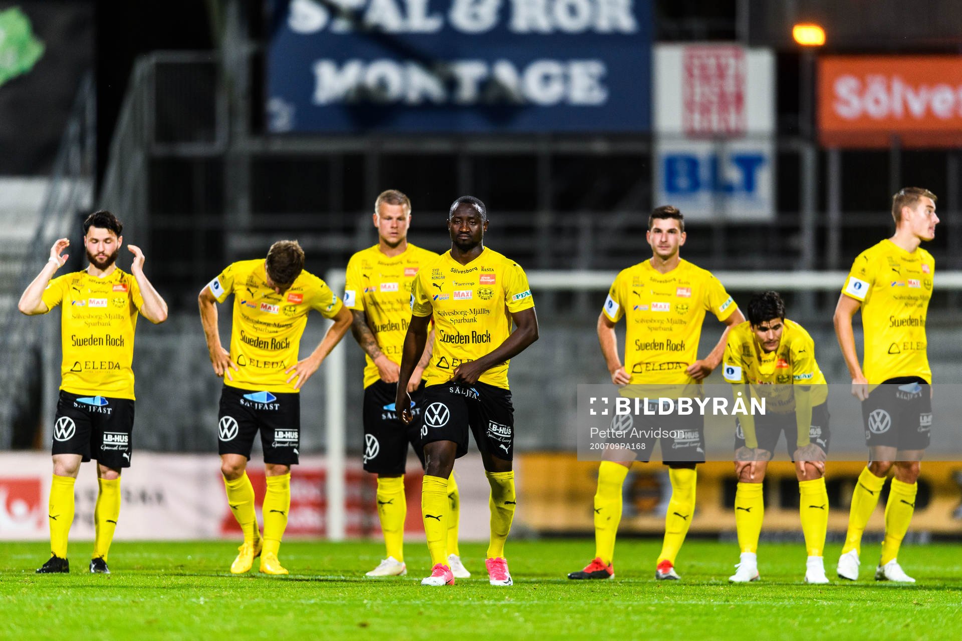 Mjällbys Moses Ogbu deppar med lagkamrater
