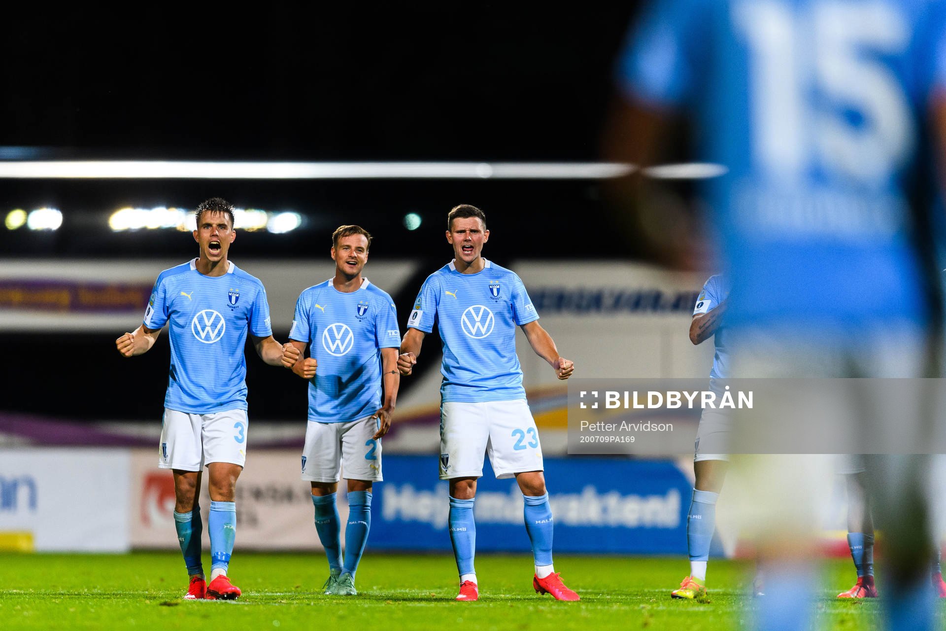 Malmö FFs Jonas Knudsen, Eric Larsson och Marcus Antonsson jublar under semifinalen i Svenska Cupen mellan Mjällby och Malmö FF den 9 juli 2020 i Hällevik.