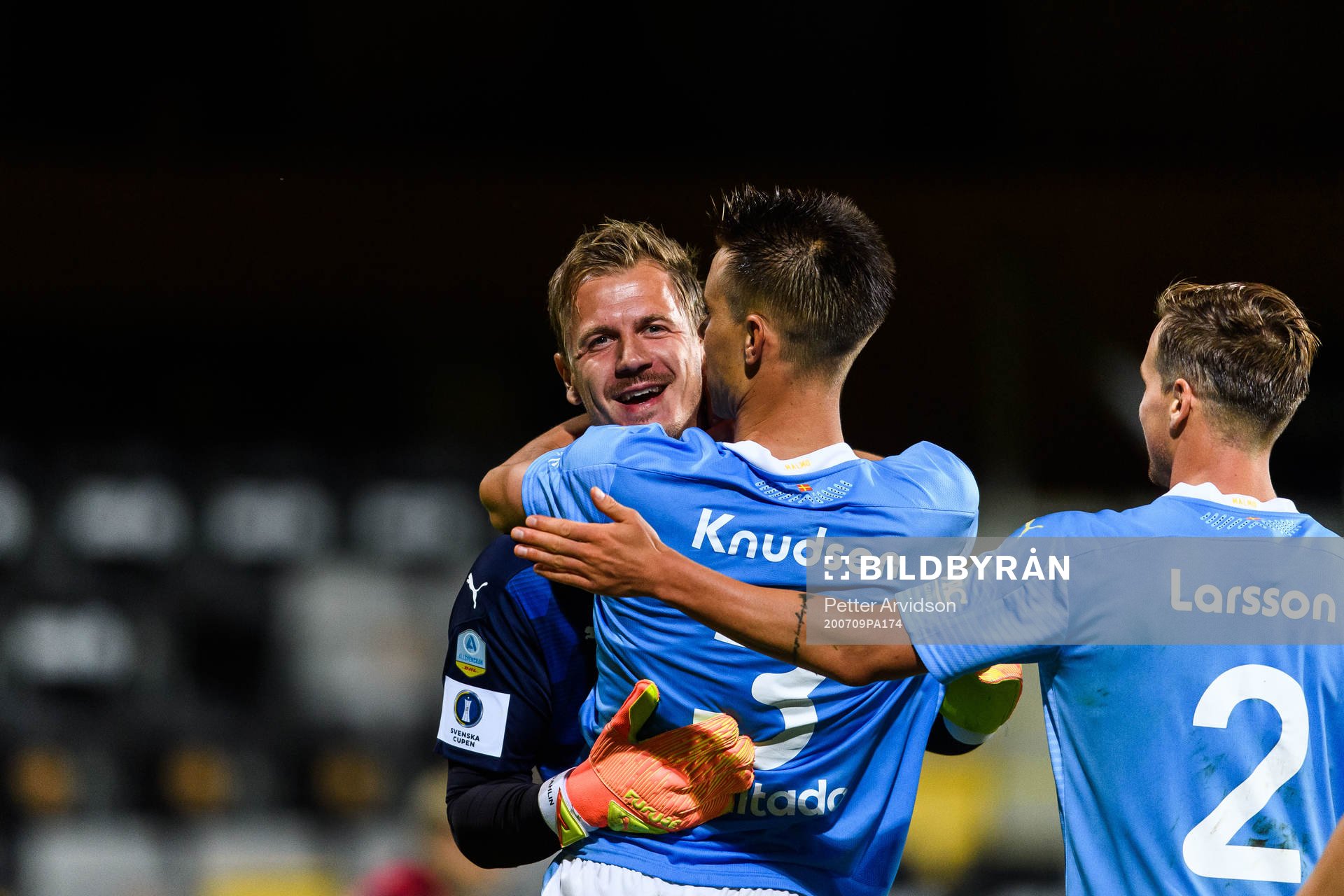 Malmö FFs målvakt Johan Dahlin jublar med Jonas Knudsen