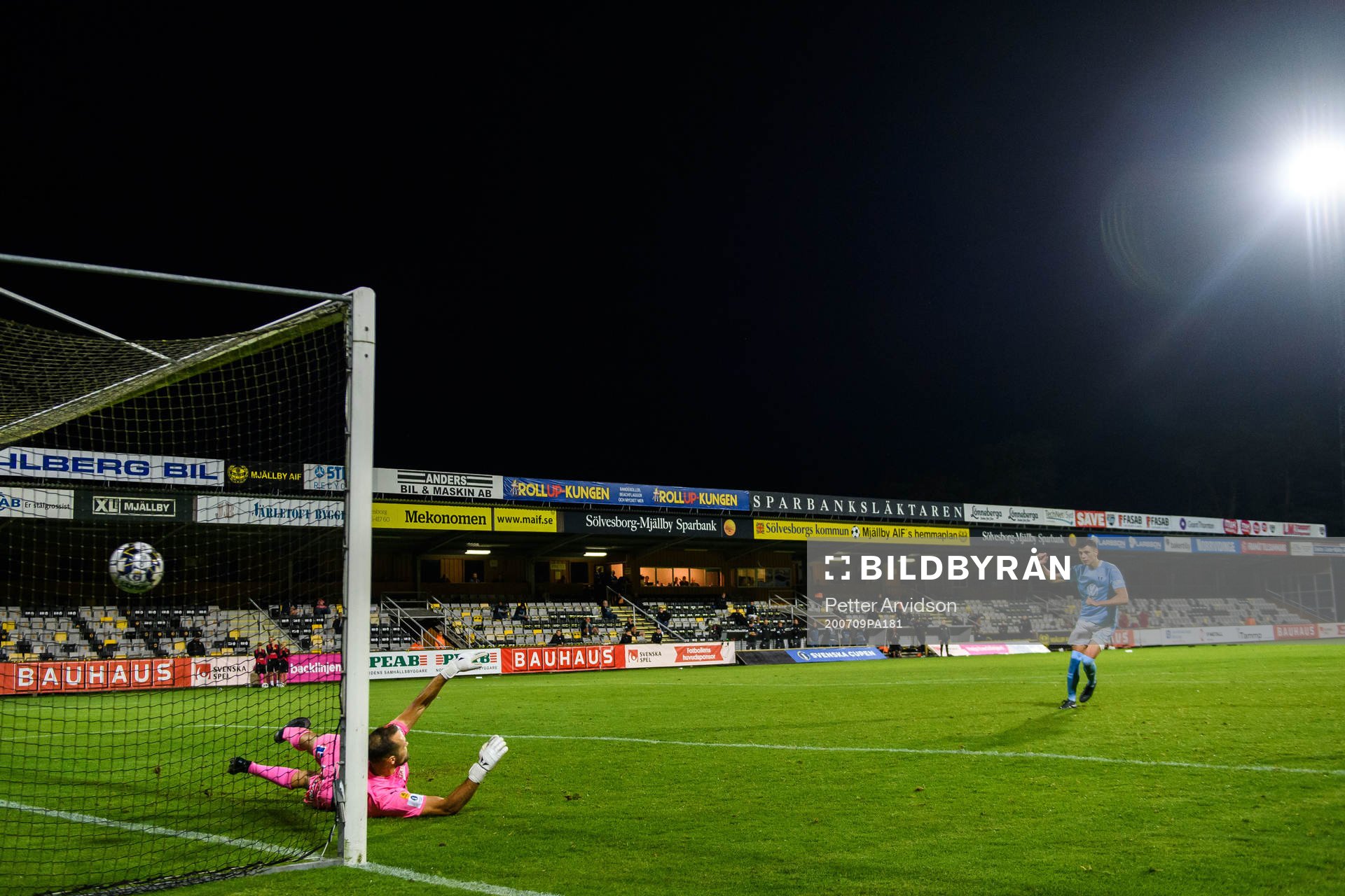 Malmö FFs Anel Ahmedhodzic sätter en straff bakom