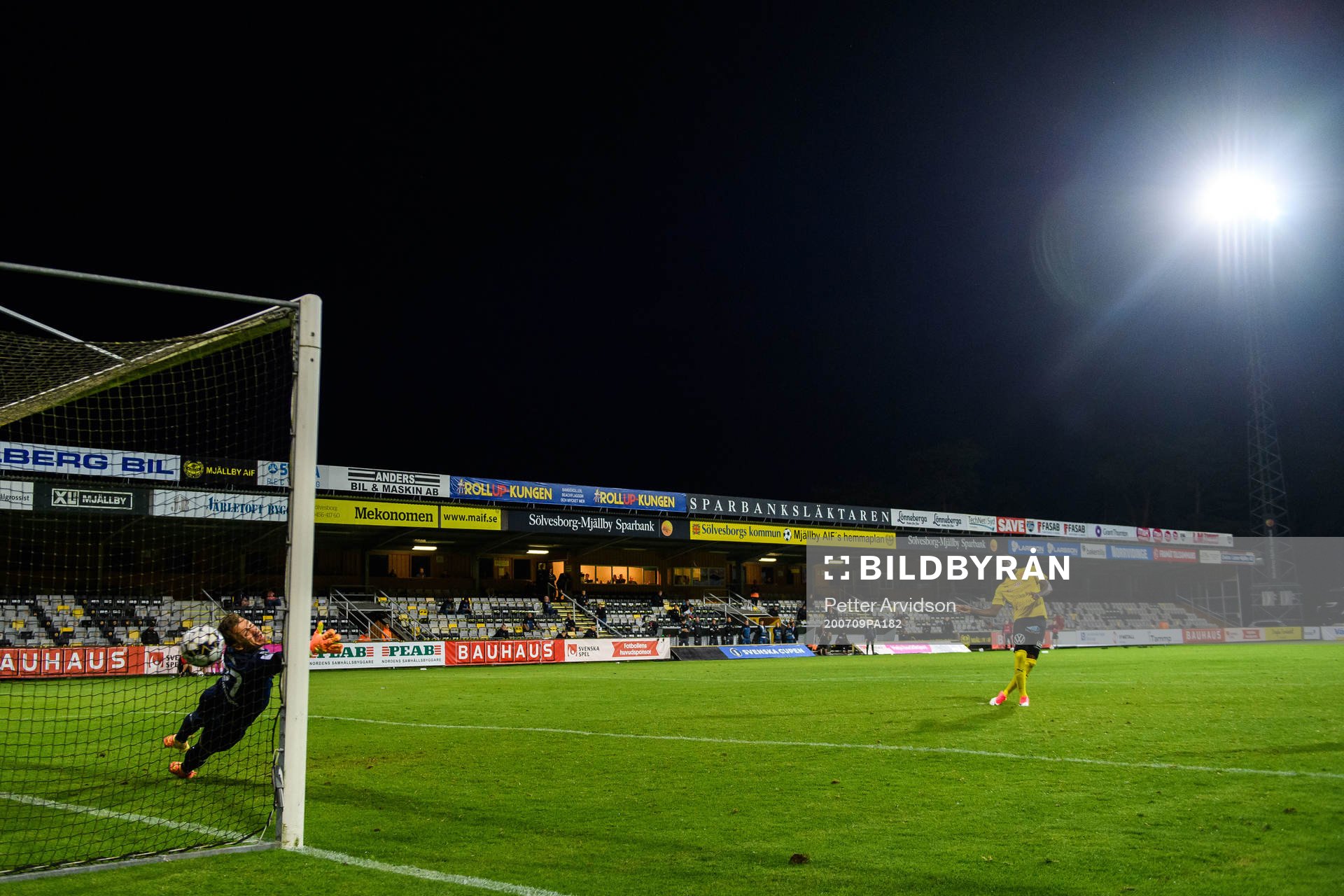 Mjällbys Moses Ogbu sätter en straff bakom Malmö FFs