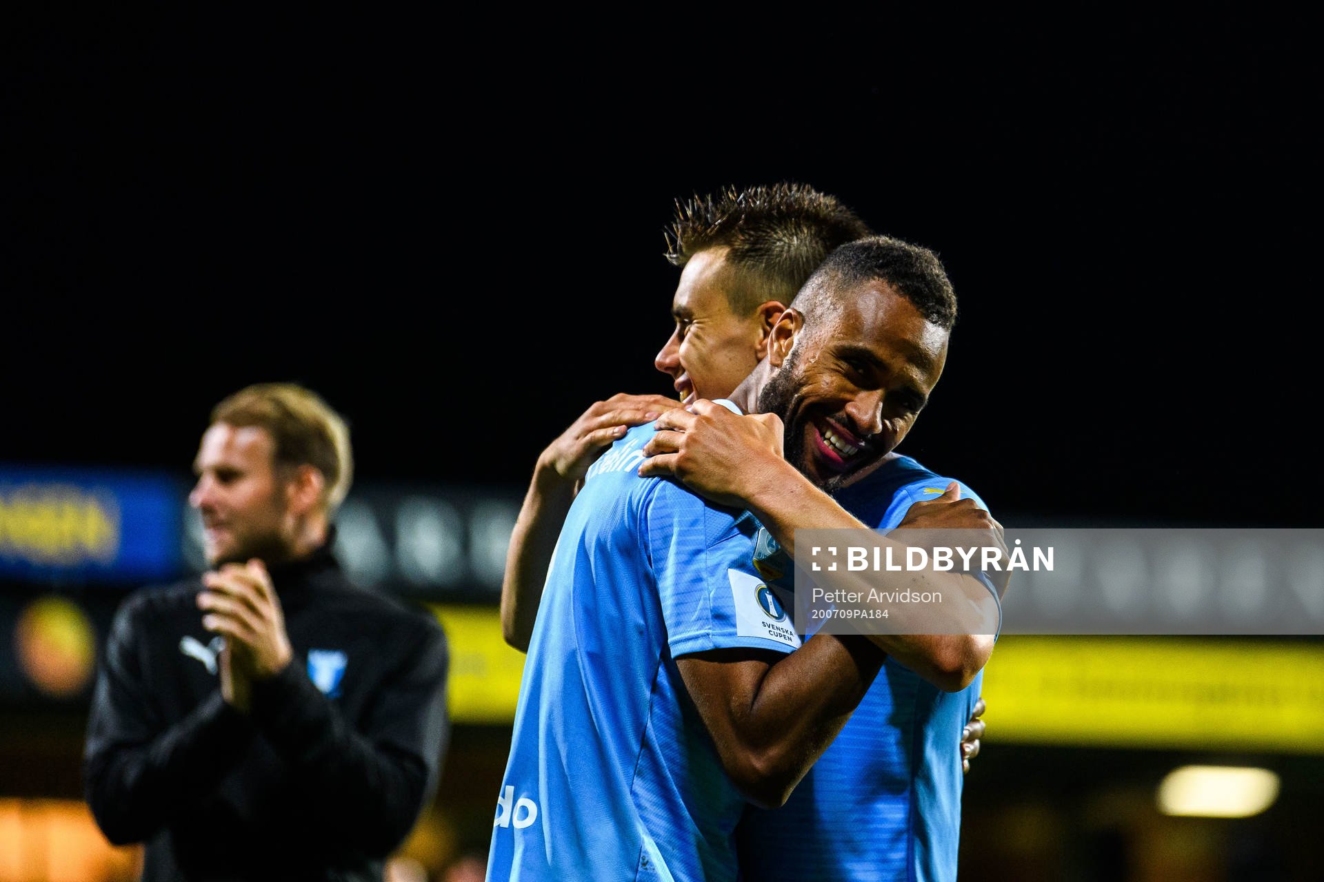Malmö FFs Jonas Knudsen kramar om Isaac Kiese Thelin efter semifinalen i Svenska Cupen mellan Mjällby och Malmö FF den 9 juli 2020 i Hällevik.