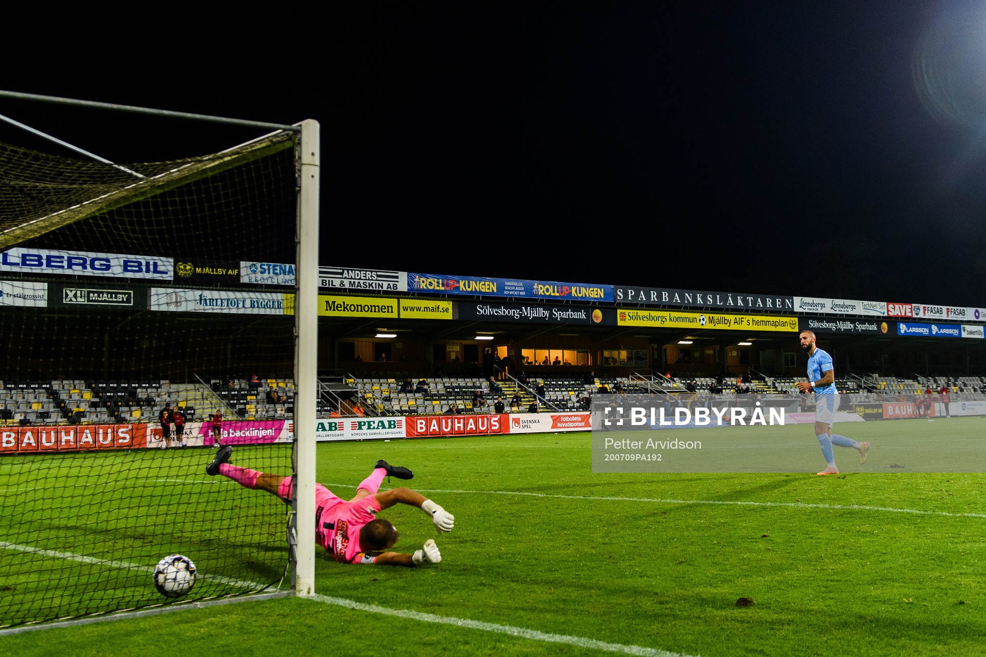Malmö FFs Guillermo Molins sätter straff bakom Mjällbys