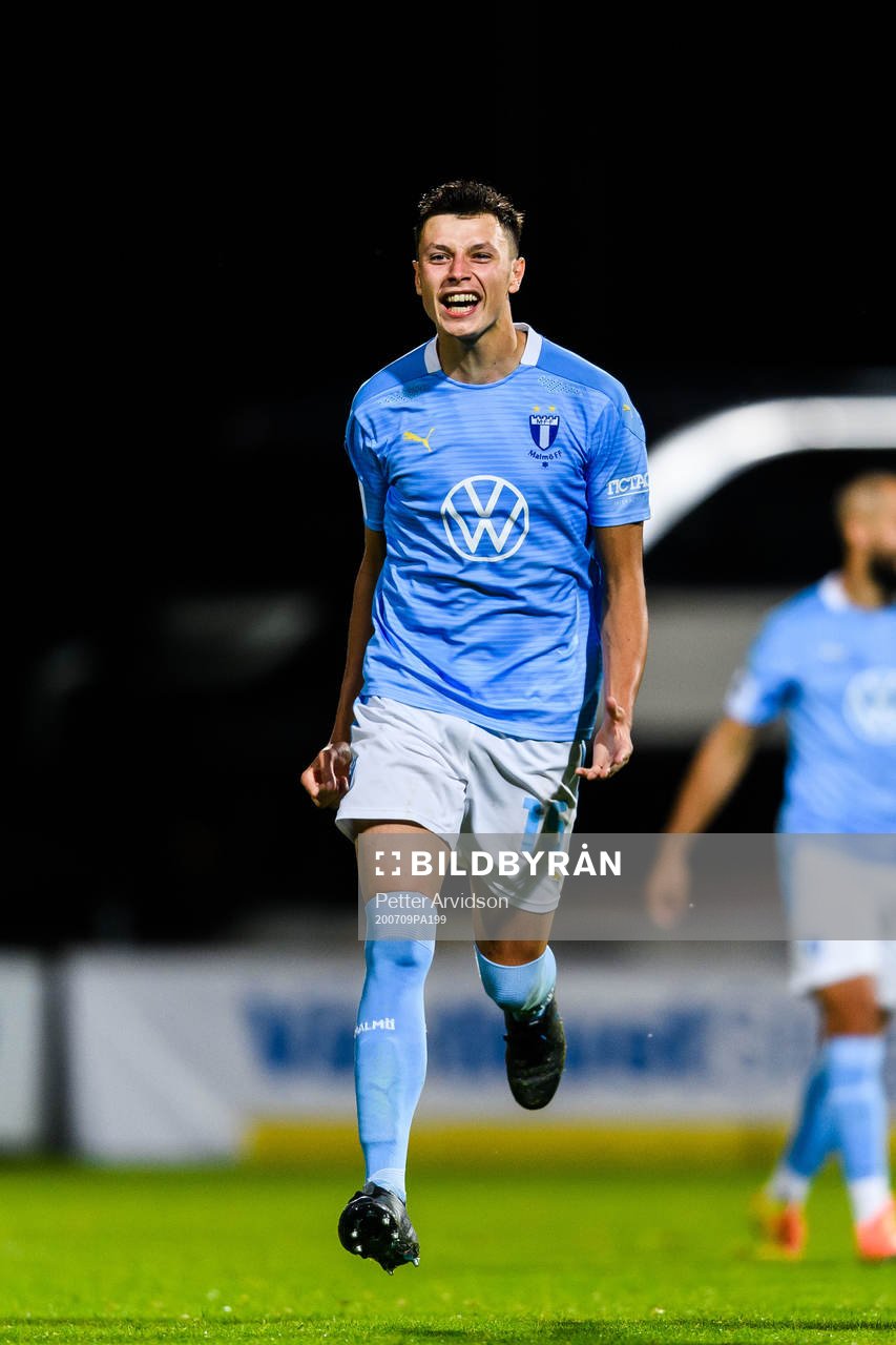 Malmö FFs Anel Ahmedhodzic jublar efter semifinalen i Svenska Cupen mellan Mjällby och Malmö FF den 9 juli 2020 i Hällevik.