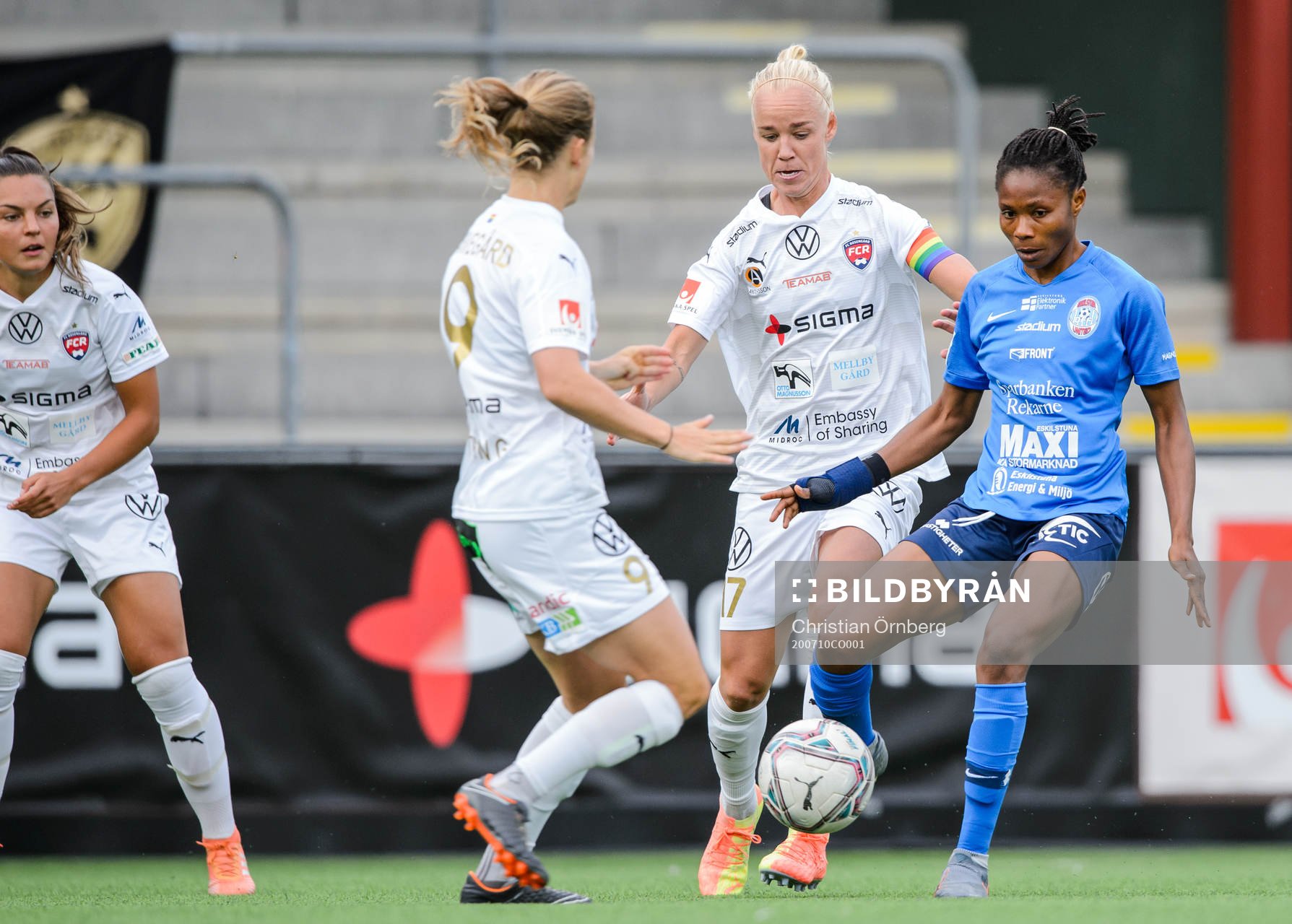 Rosengårds Anna Anvegård och Caroline Seger  i en kamp