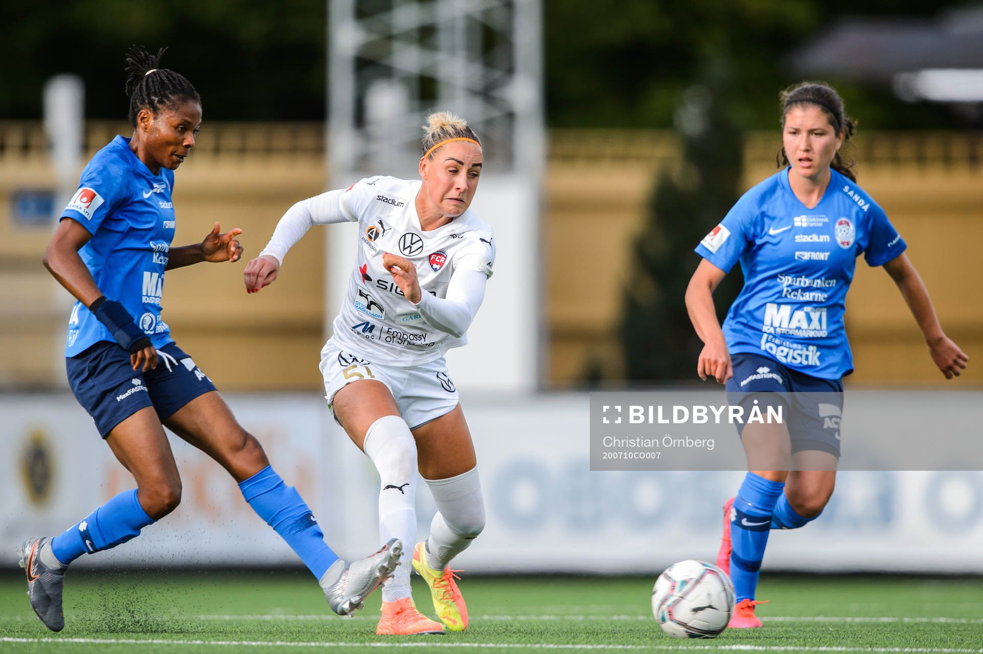 Eskilstunas Halimatu Ayinde och Loretta Kullassi i en kamp mot Rosengårds Sanne Troelsgaard  under fotbollsmatchen i Damallsvenskan mellan FC Rosengård och Eskilstuna United den 10 juli 2020 i Malmö.