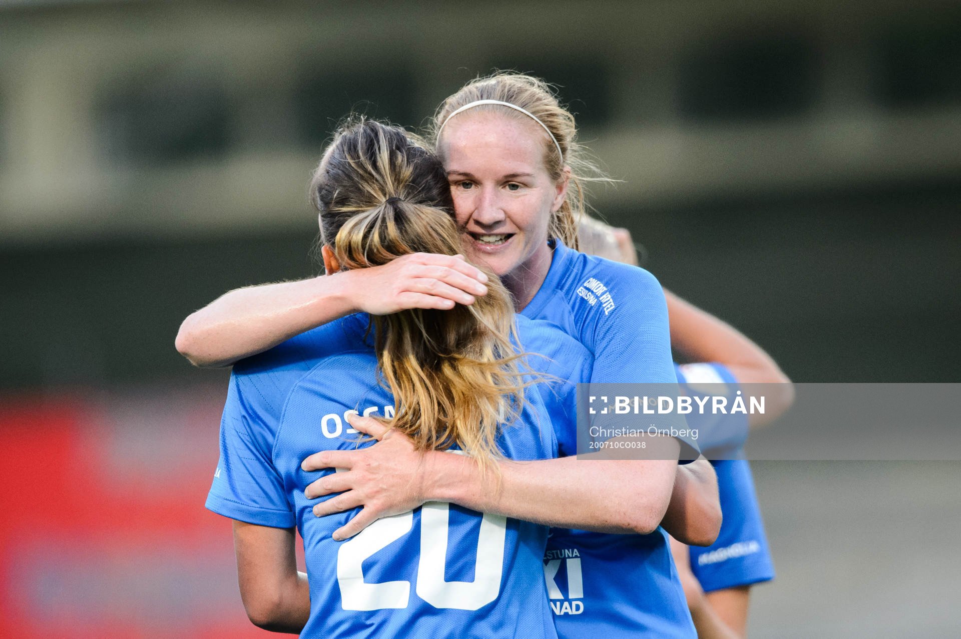 Eskilstunas Vaila Barsley och Anna Oscarsson jublar