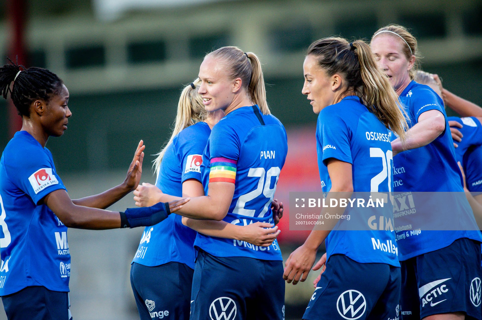Eskilstunas Matilda Plan jublar med lagkamraterna efter vinsten i fotbollsmatchen i Damallsvenskan mellan FC Rosengård och Eskilstuna United den 10 juli 2020 i Malmö.