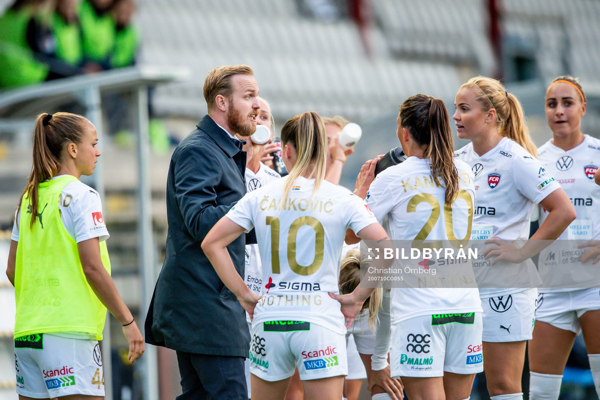 Rosengårds tränare Jonas Eidevall försöker peppa