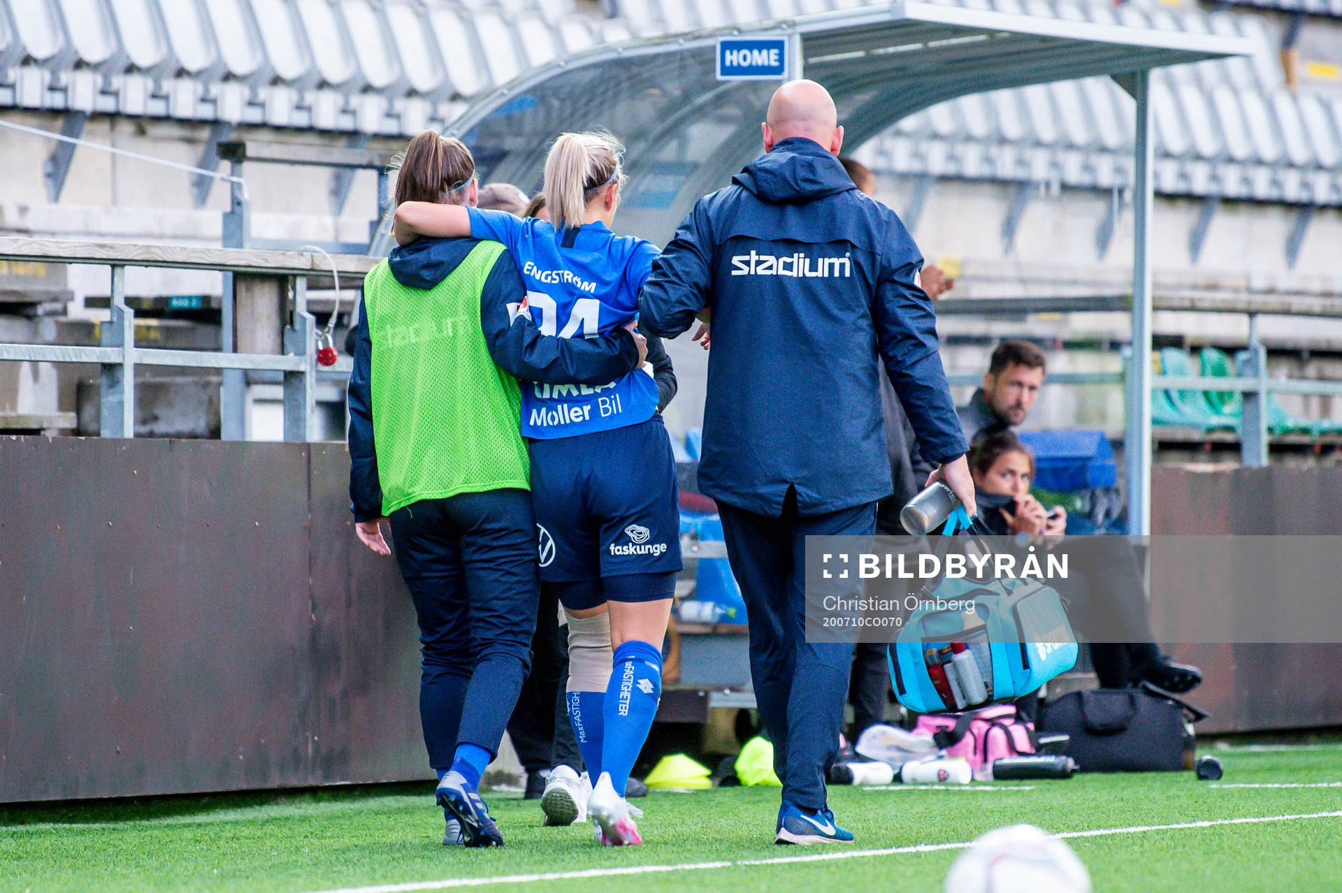 Eskilstunas Emma Engström skadas och får lämna planen