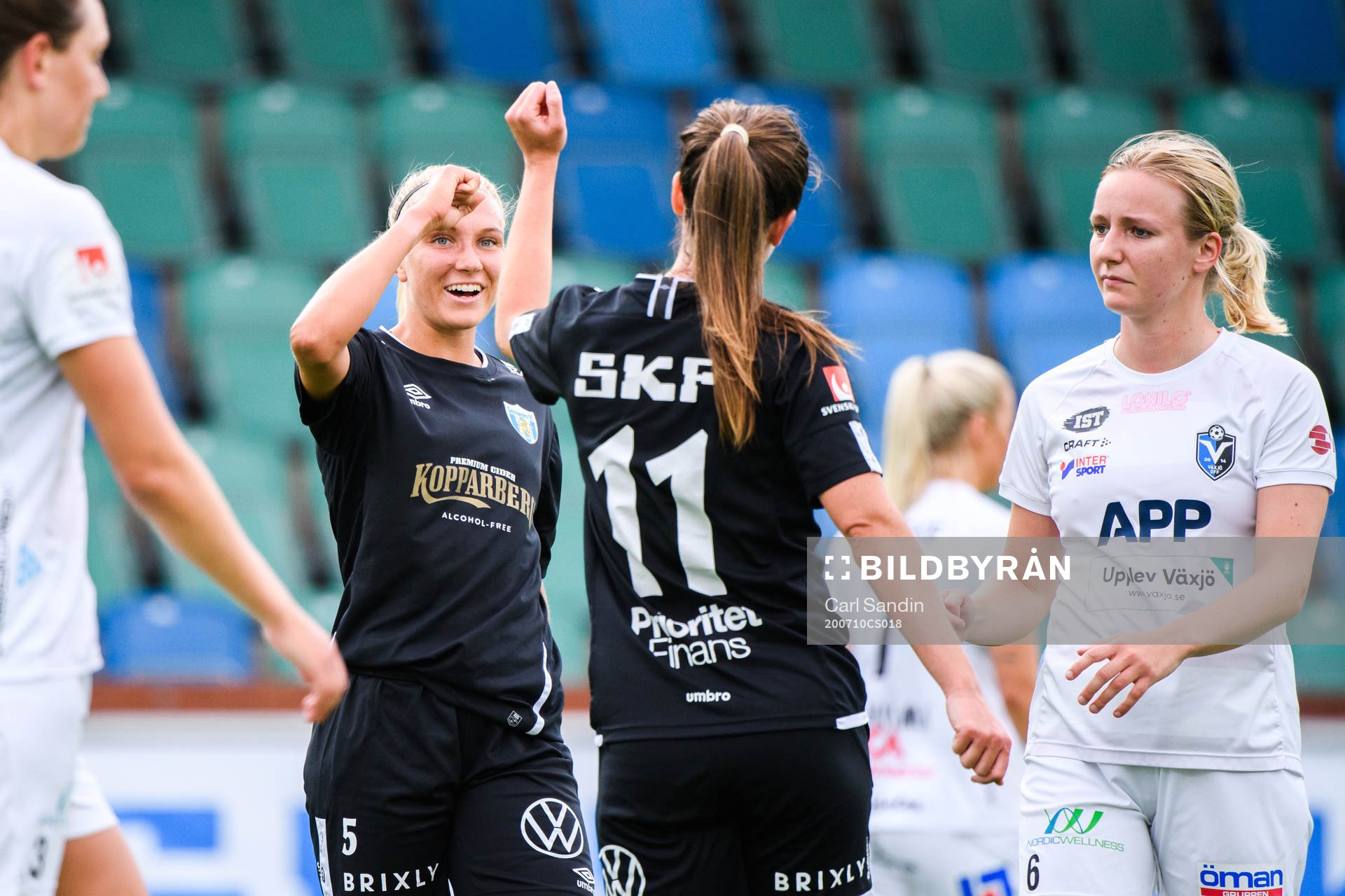 Göteborgs Emma Koivisto och Pauline Hammarlund jublar efter 3-0 under fotbollsmatchen i Damallsvenskan mellan Kopparbergs/Göteborg och Växjö den 10 juli 2020 i Göteborg.