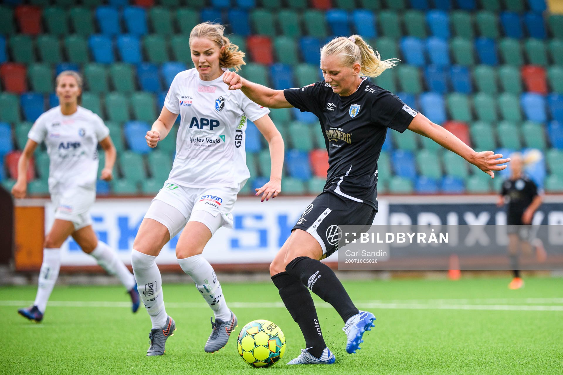Växjös Maria Möller Thomsen och Göteborgs Stina Blackstenius under fotbollsmatchen i Damallsvenskan mellan Kopparbergs/Göteborg och Växjö den 10 juli 2020 i Göteborg.