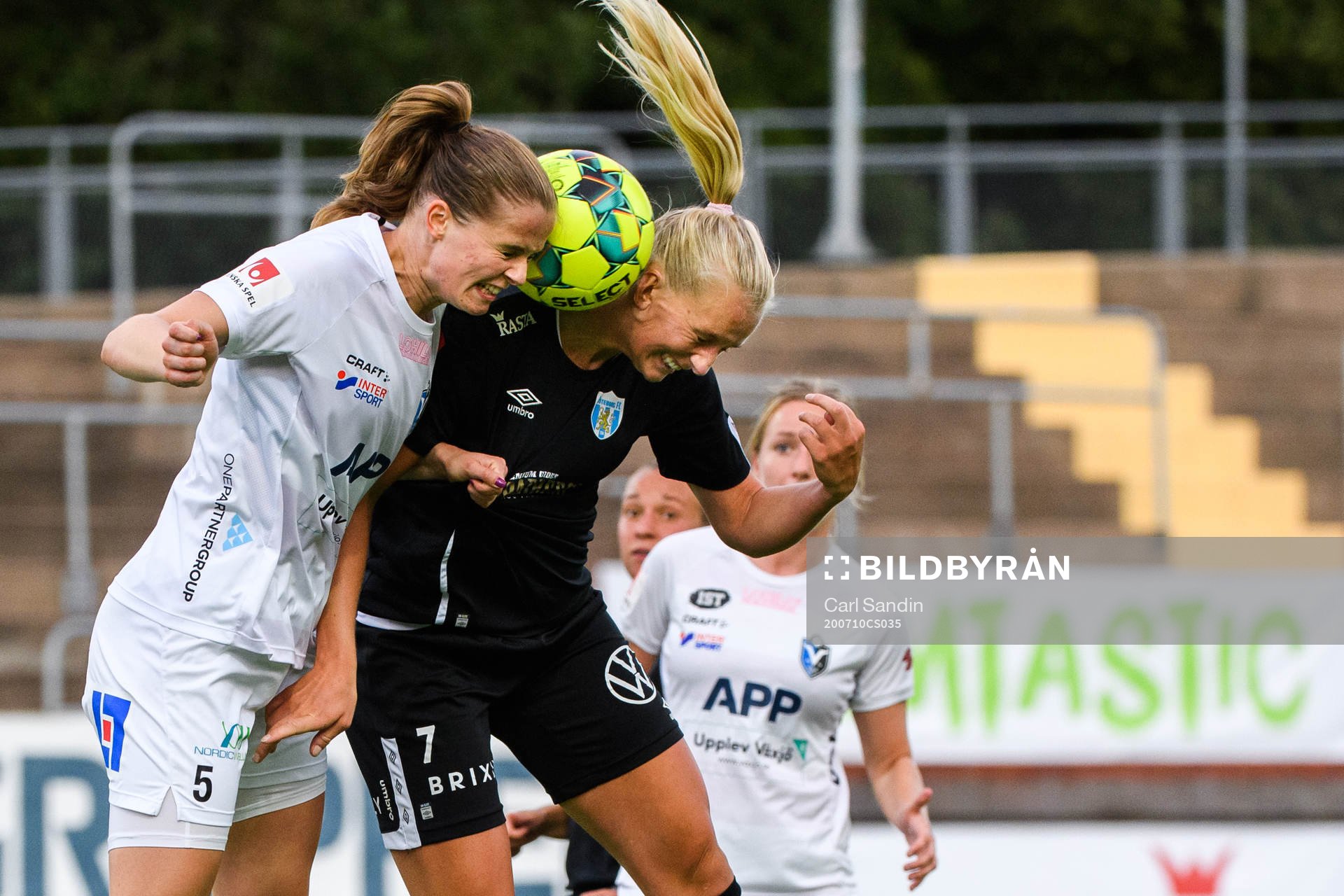 Växjös Maria Möller Thomsen och Göteborgs Stina Blackstenius under fotbollsmatchen i Damallsvenskan mellan Kopparbergs/Göteborg och Växjö den 10 juli 2020 i Göteborg.