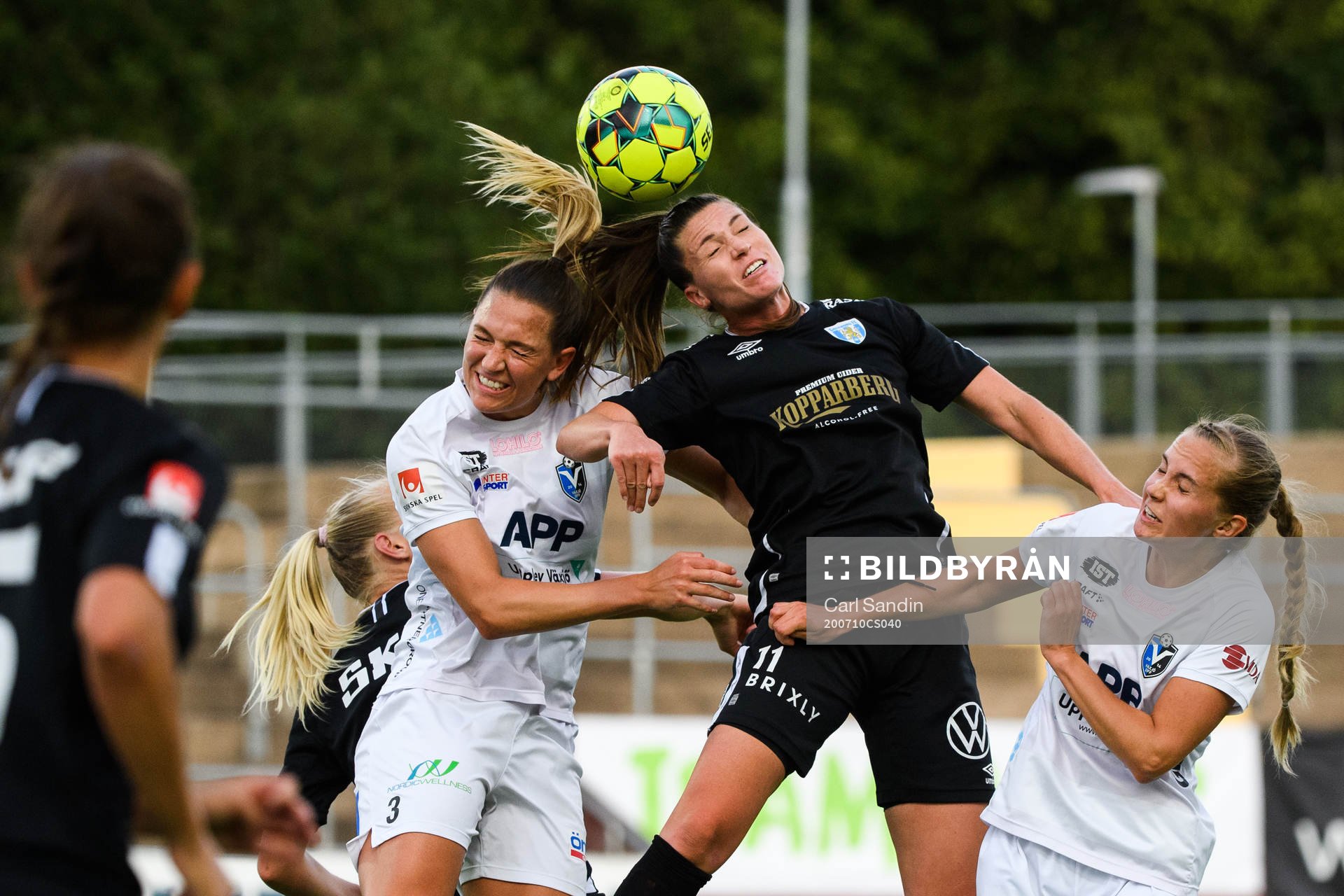 Växjös Jennie Nordin och Ria Öling försvarar mot