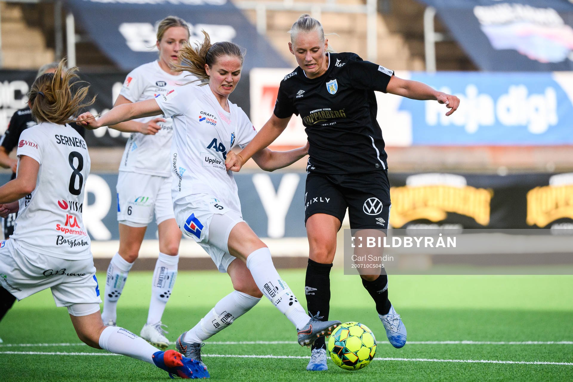 Växjös Maria Möller Thomsen och Göteborgs Stina Blackstenius under fotbollsmatchen i Damallsvenskan mellan Kopparbergs/Göteborg och Växjö den 10 juli 2020 i Göteborg.