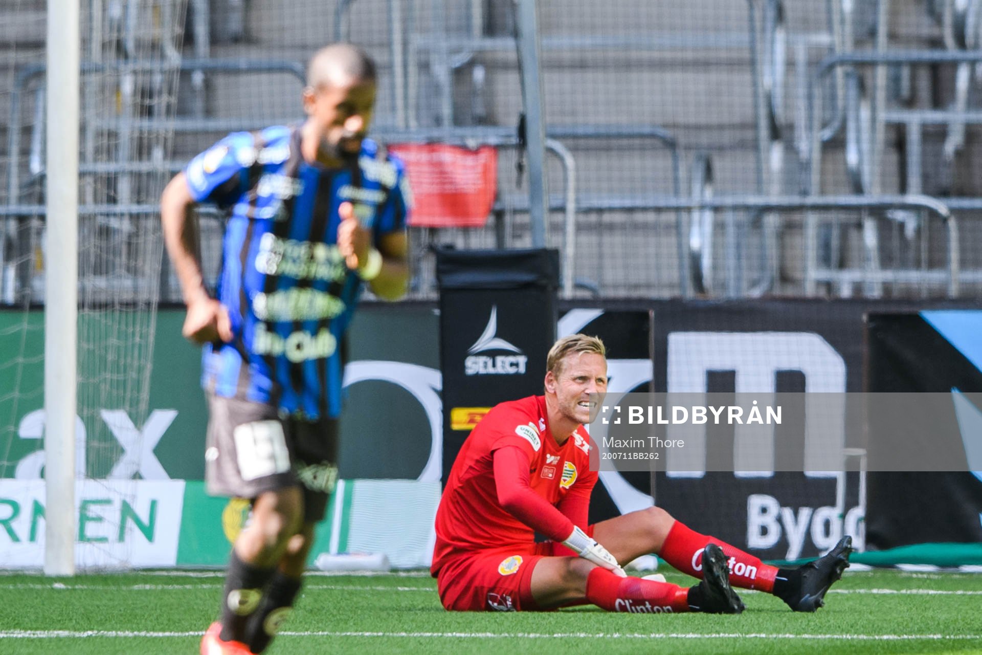 Hammarbys målvakt David Ousted har ont