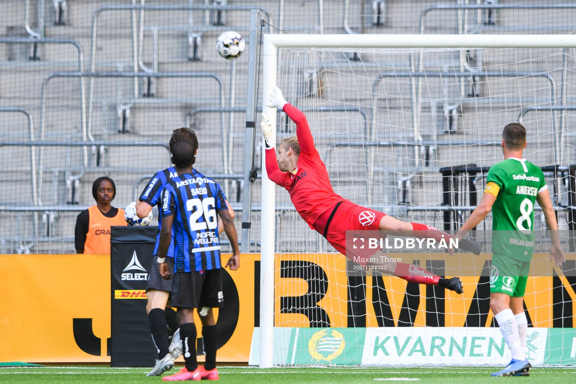 Hammarbys målvakt David Ousted räddar skott