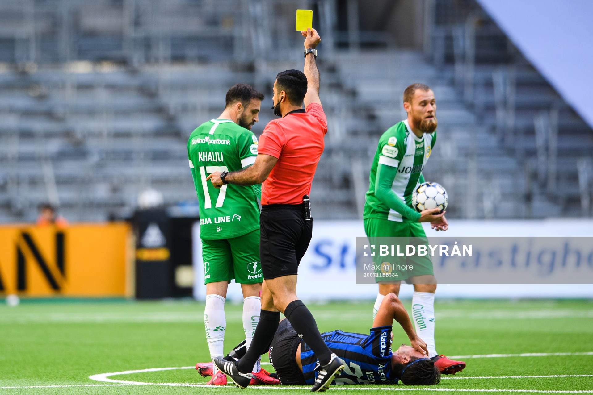 Hammarbys Abdul Khalili får en varning av domare Mohammed