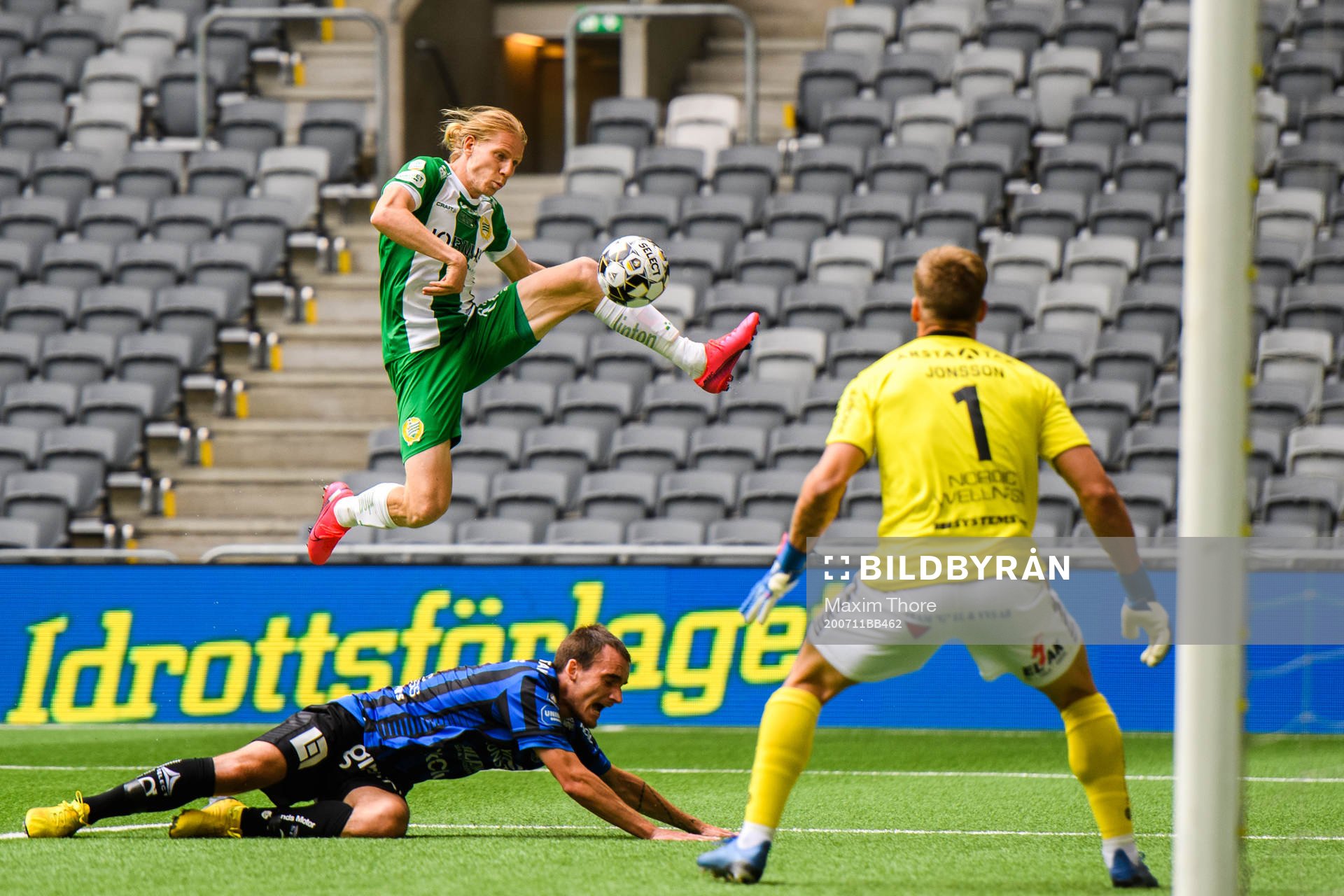 Hammarbys Gustav Ludwigson oroar framför Sirius Adam