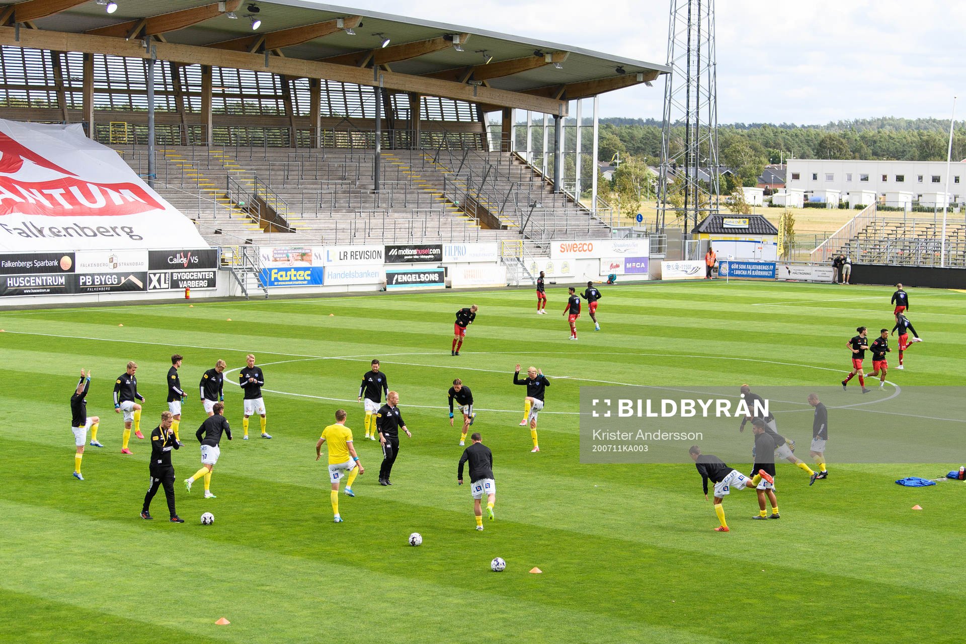 Falkenbergs spelare värmer upp före fotbollsmatchen i