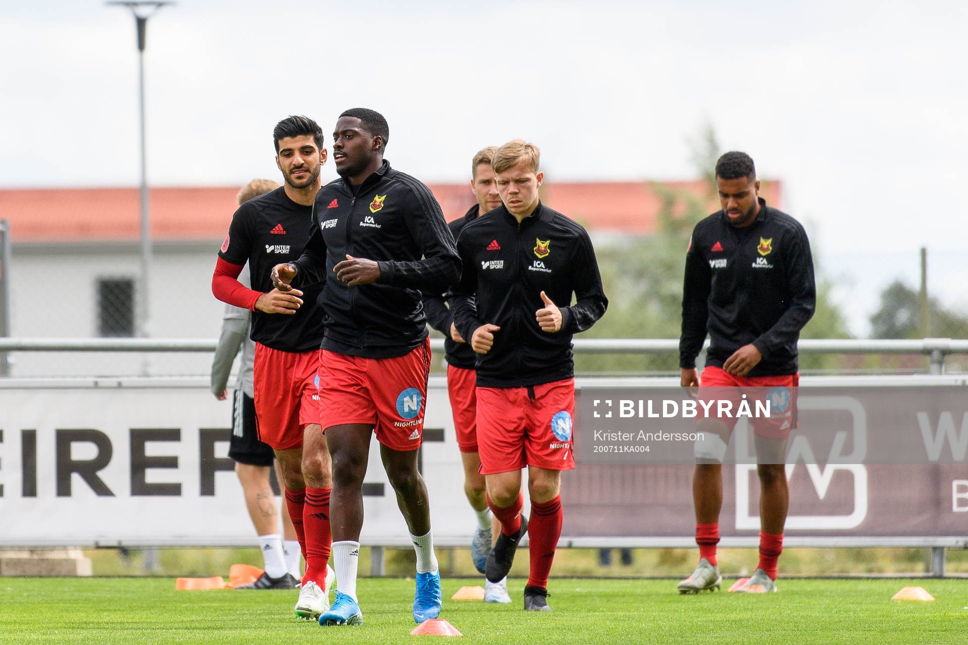 Östersunds spelare före fotbollsmatchen i Allsvenskan