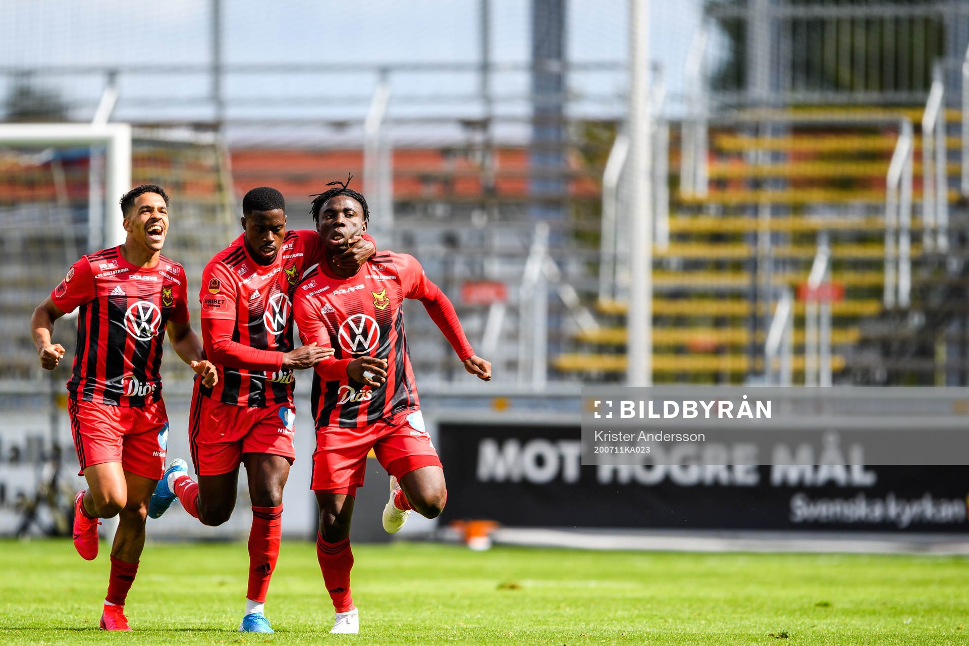 Östersunds Marco Weymans  och Isak Ssewankambo jublar med