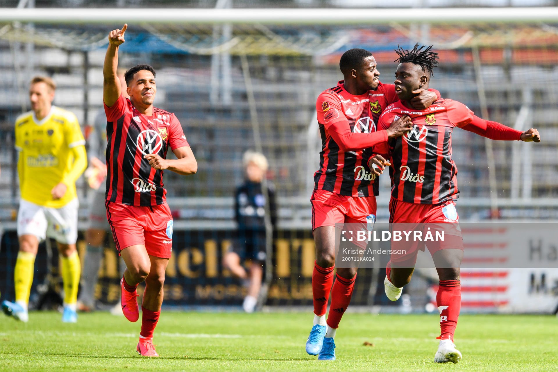 Östersunds Marco Weymans  och Isak Ssewankambo jublar med