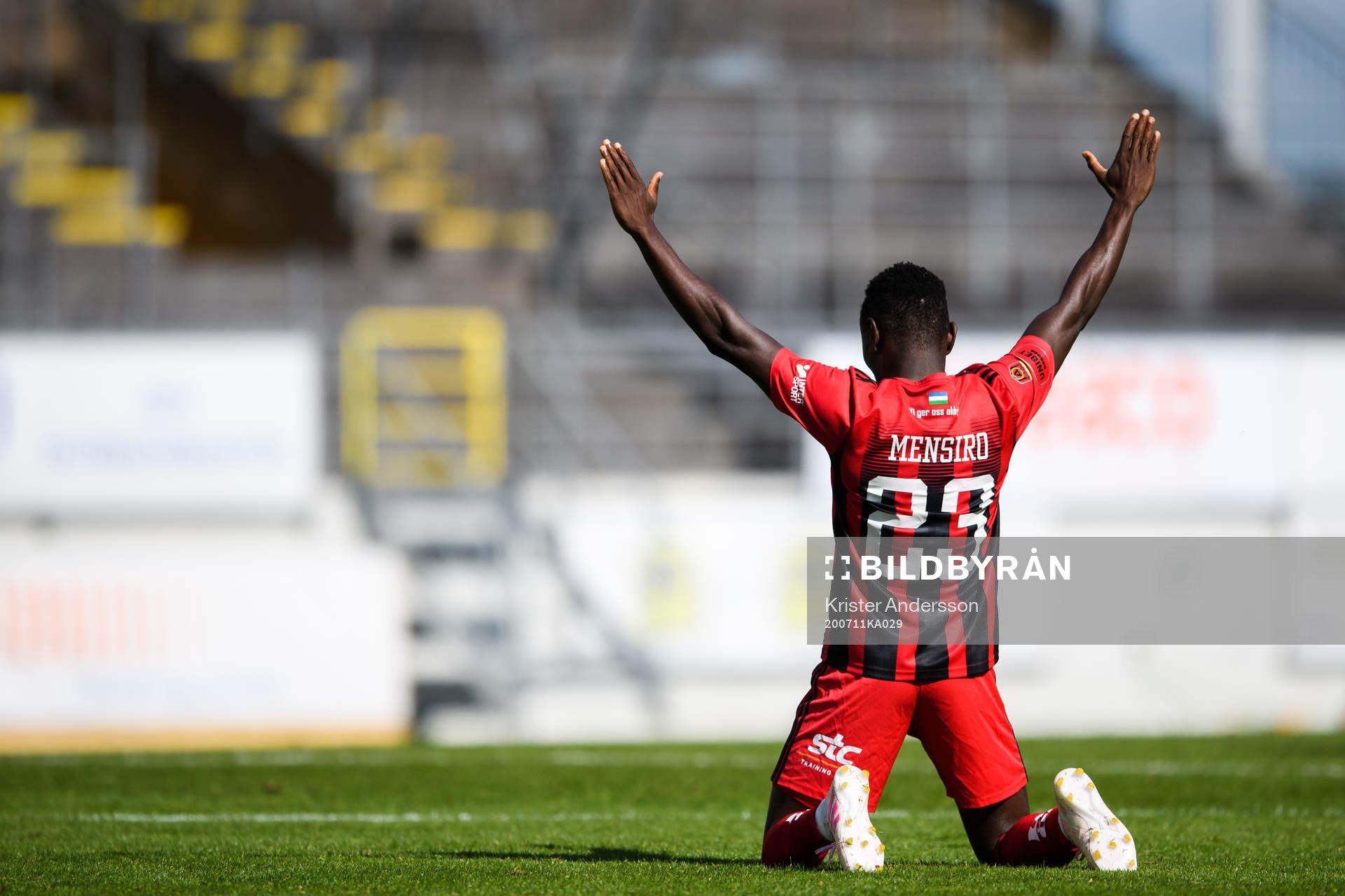 Östersunds Sam Mensiro jublar