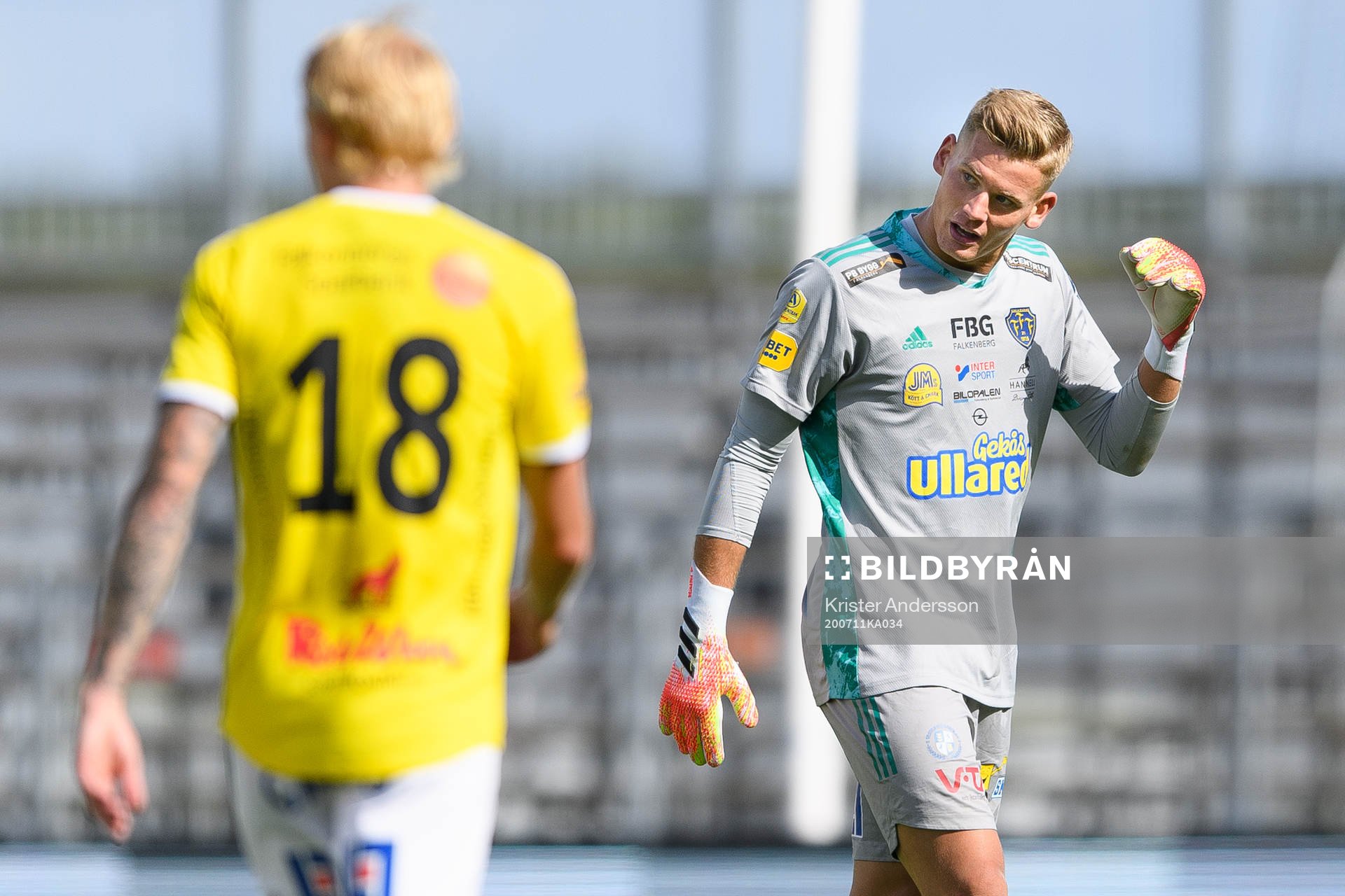 Falkenbergs målvakt Johan Brattberg blir utvisad