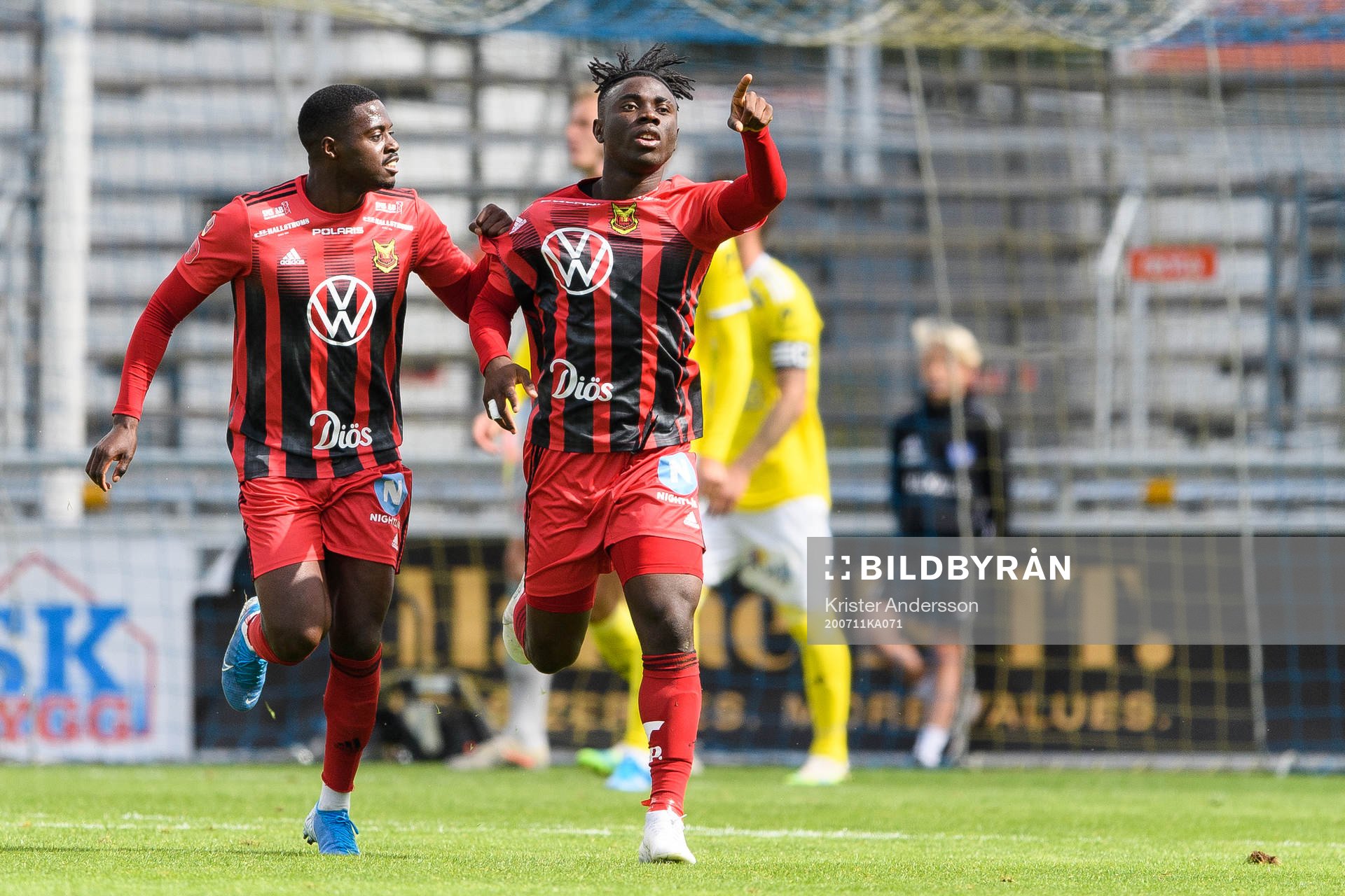 Östersunds Marco Weymans och Jordan Attah Kadiri  jublar