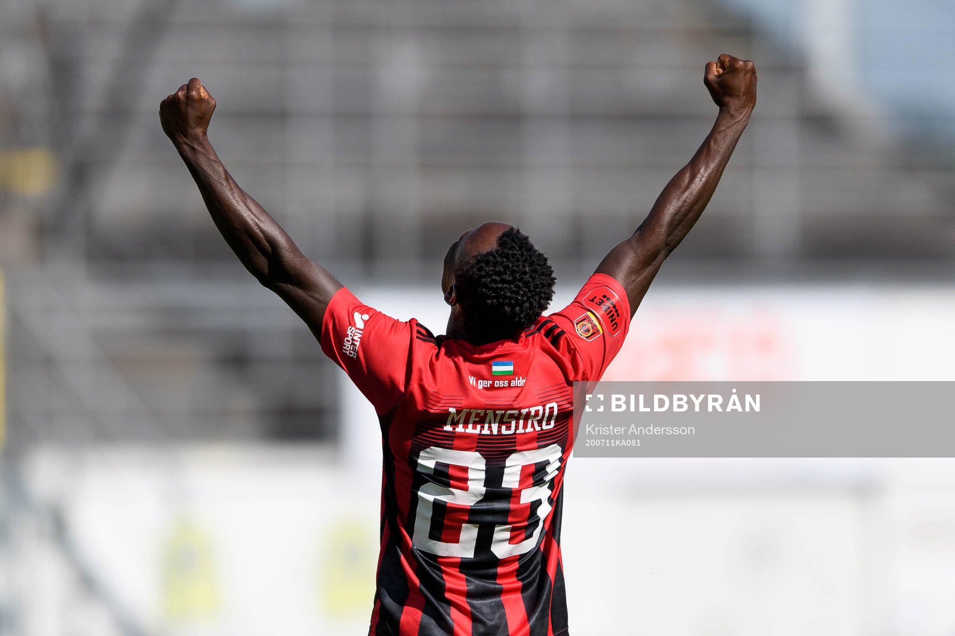 Östersunds Sam Mensiro jublar