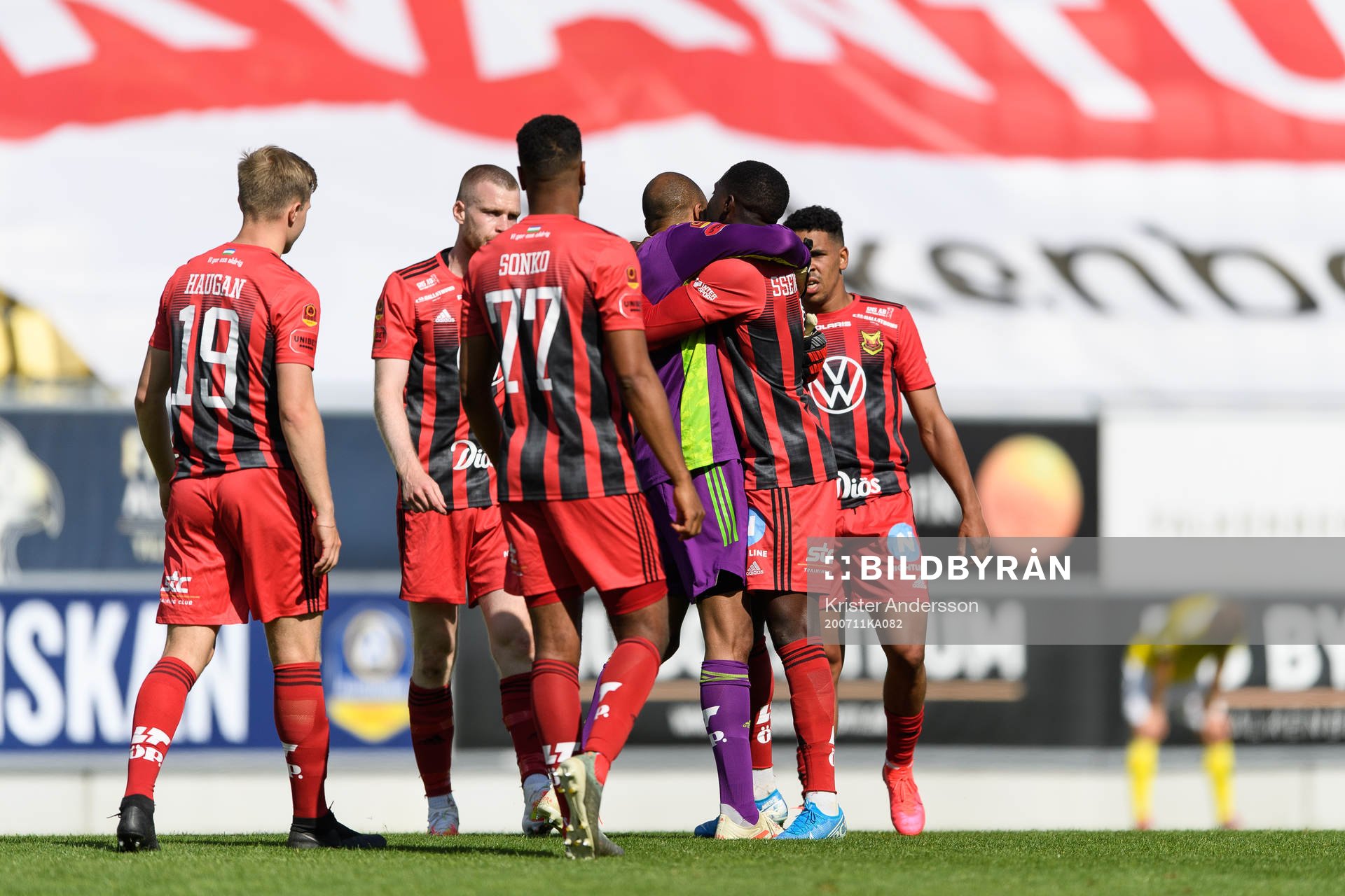 Östersunds spelare jublar efter fotbollsmatchen i Allsvenskan mellan Falkenberg och Östersund den 11 juli 2020 i Falkenberg.